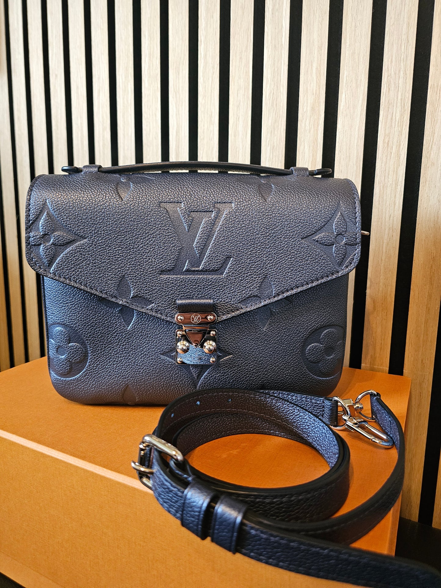 Louis Vuitton, pochette Metis, navy - empreinte leather.