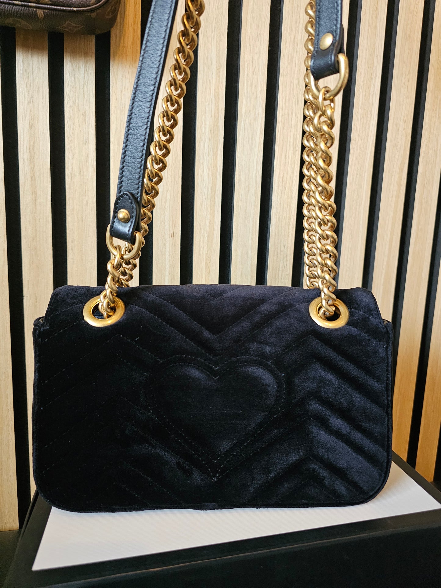 Gucc GG marmont small bag in black velvet.