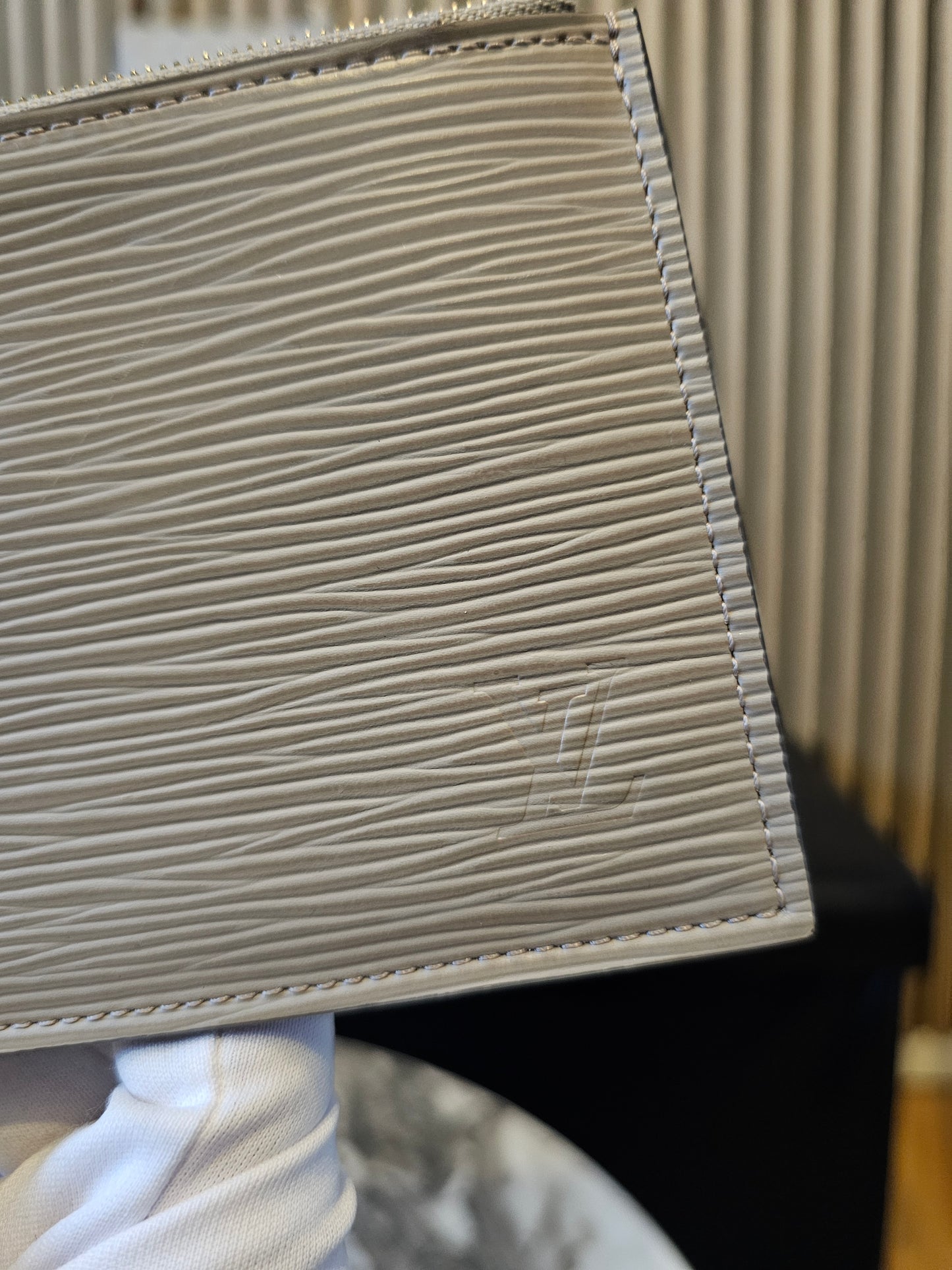 Luis Vuitton Pungsæt fra Felicie pochette. Beige epi leather.