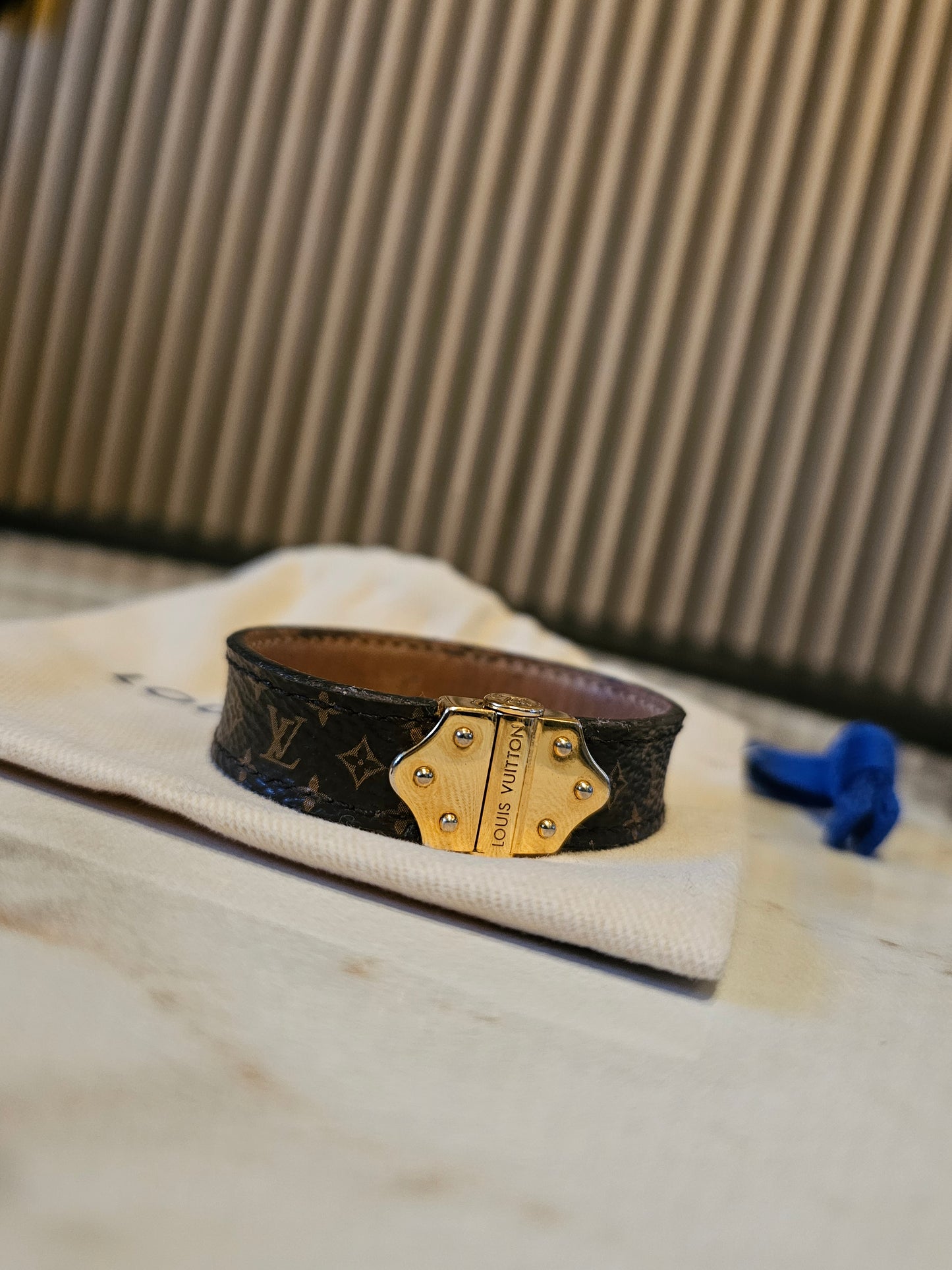 M6689 - Louis Vuitton bracelet nano monogram.