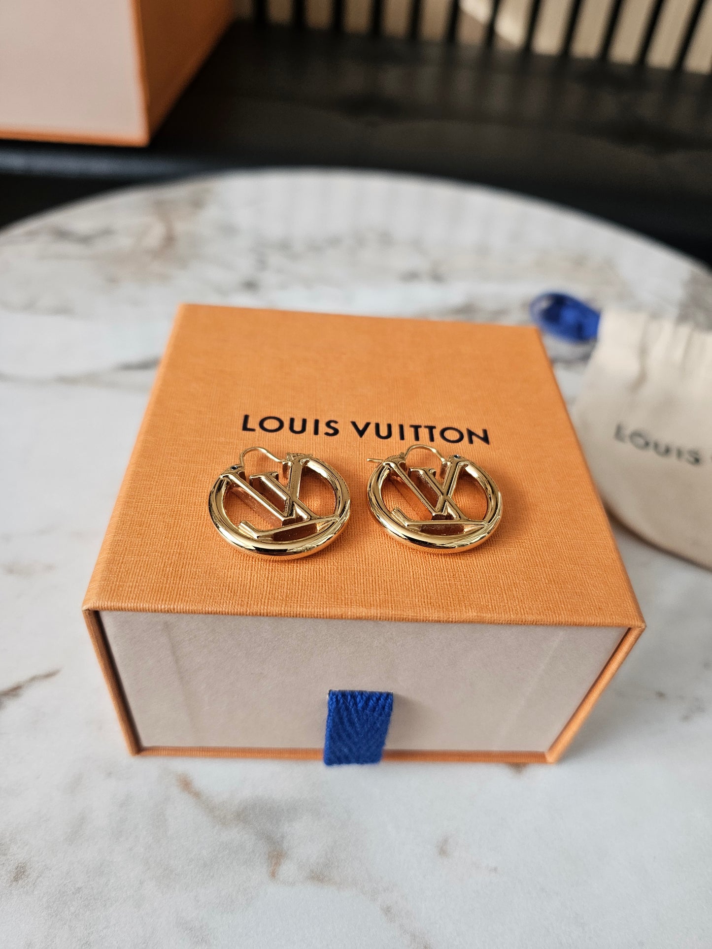 M00396 - Louis Vuitton earrings, golden Louise PM.