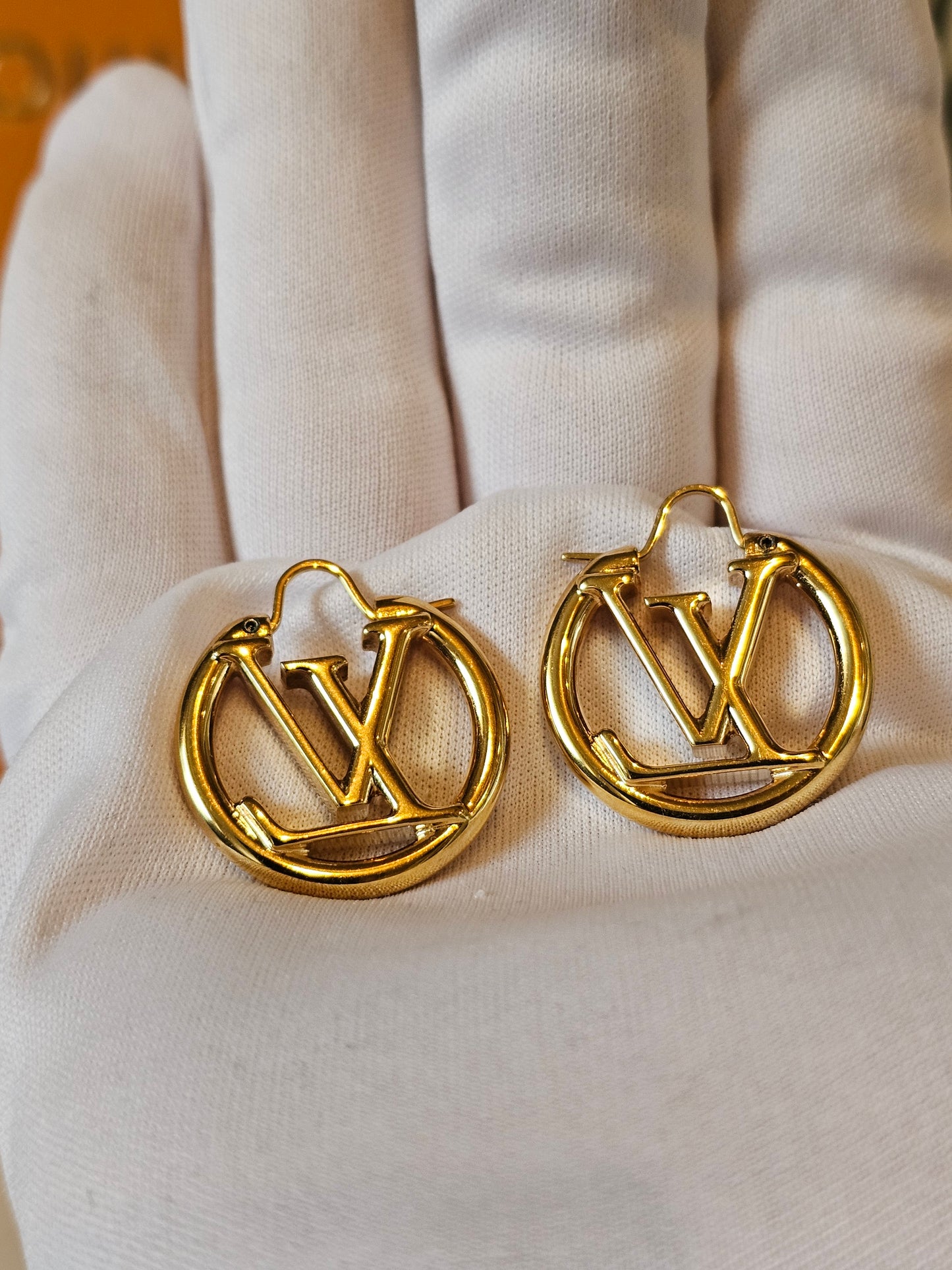 M00396 - Louis Vuitton, Louise PM earrings.