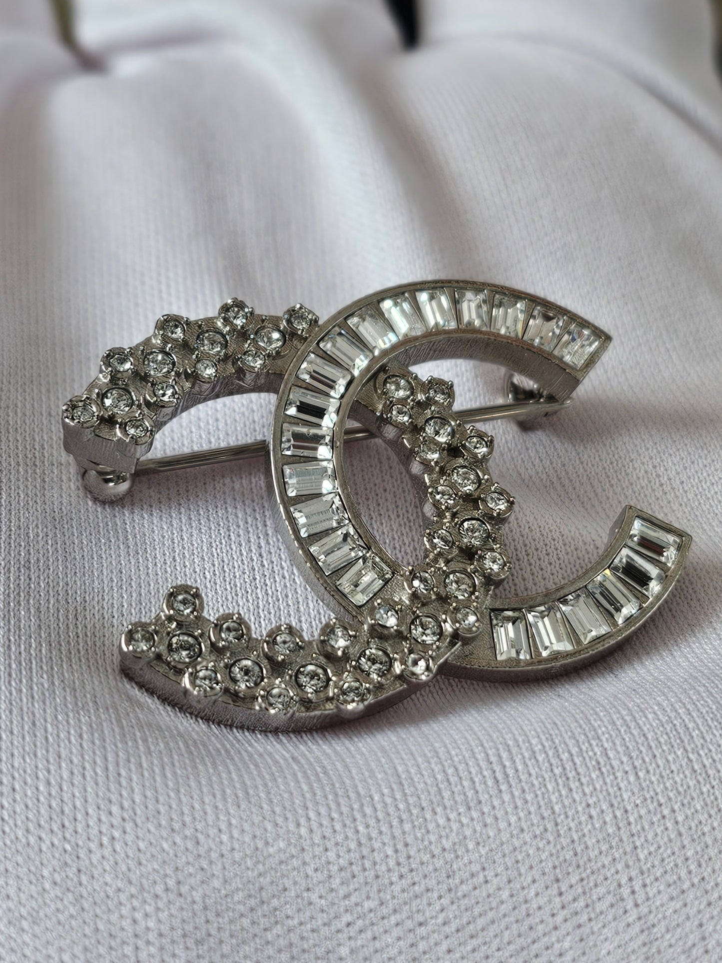 A96994 - Chanel Broche silver with crystals.