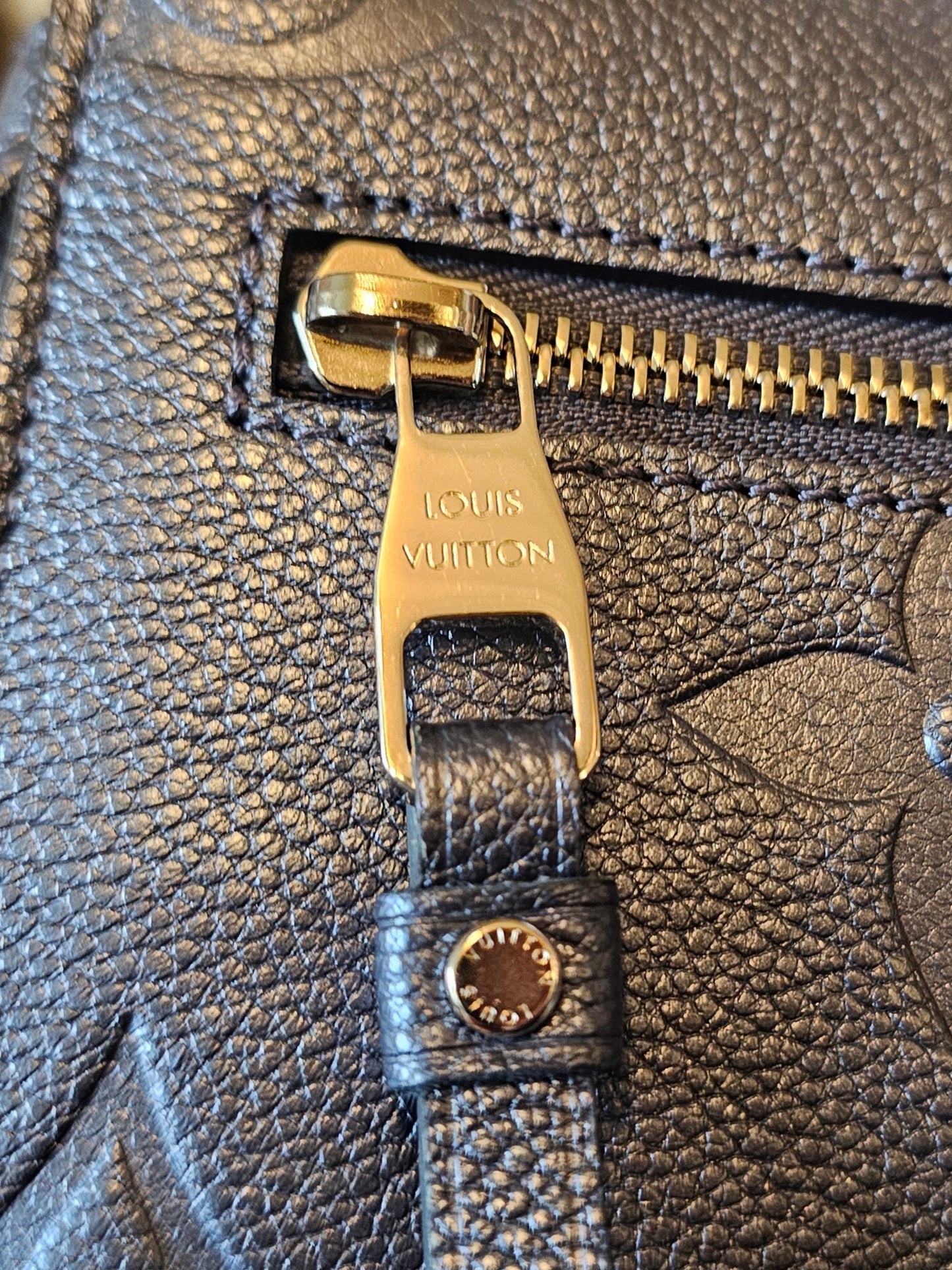 Louis Vuitton, pochette Metis, navy - empreinte leather.