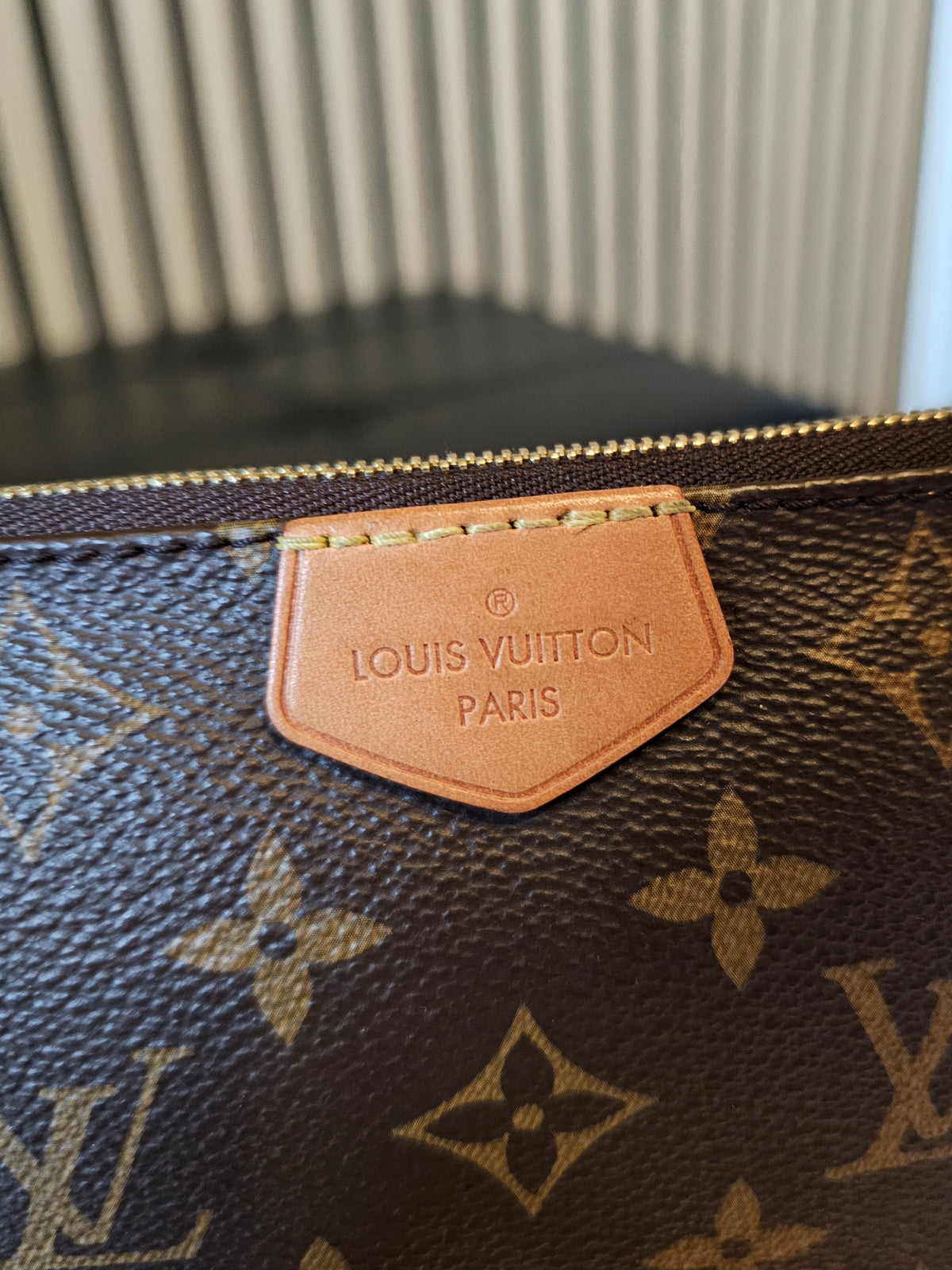 Louis Vuitton small pochette in monogram kanvas, with gold chain.