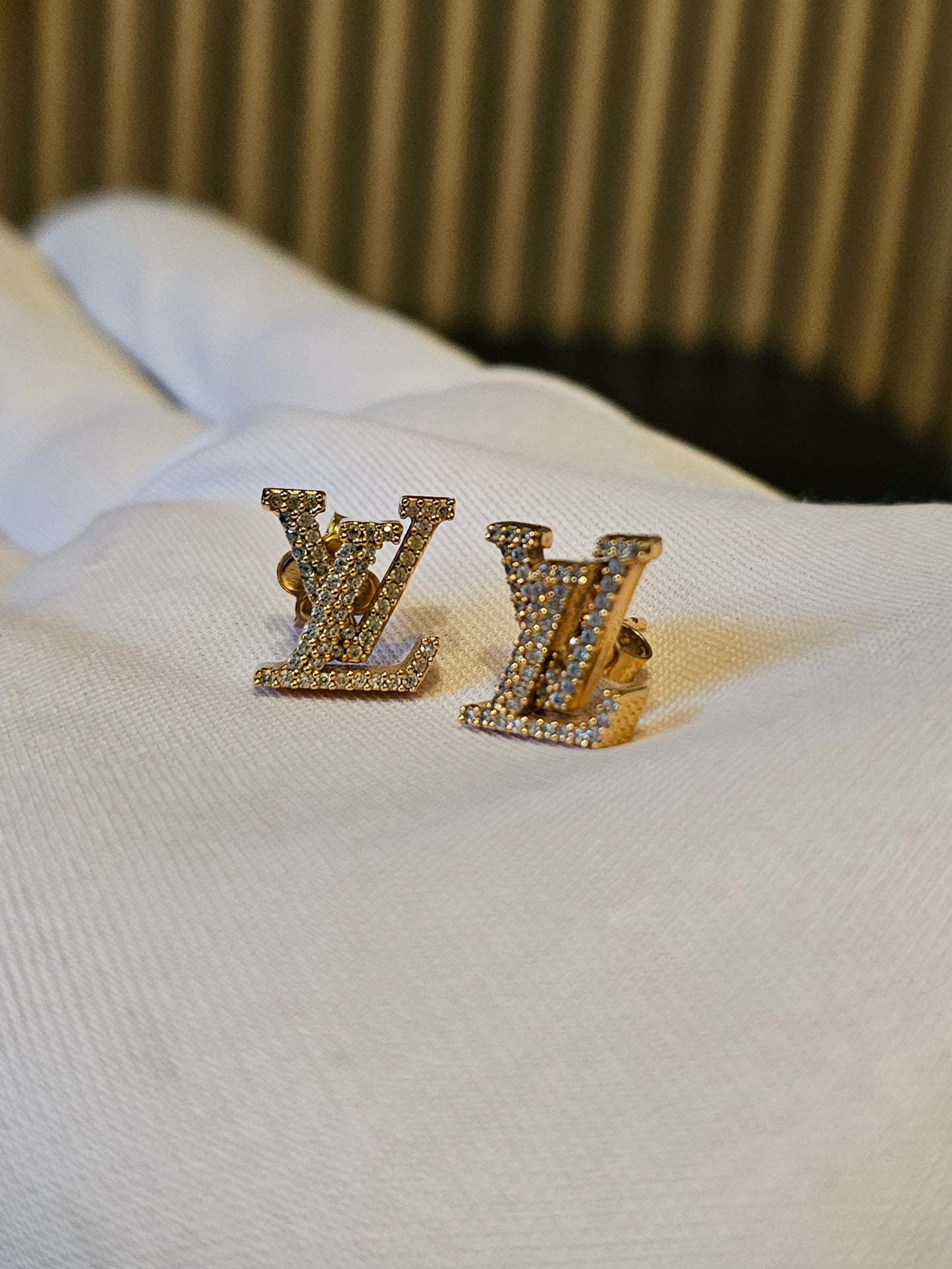 M00609 Louis Vuitton, LV earrings, golden with strass.