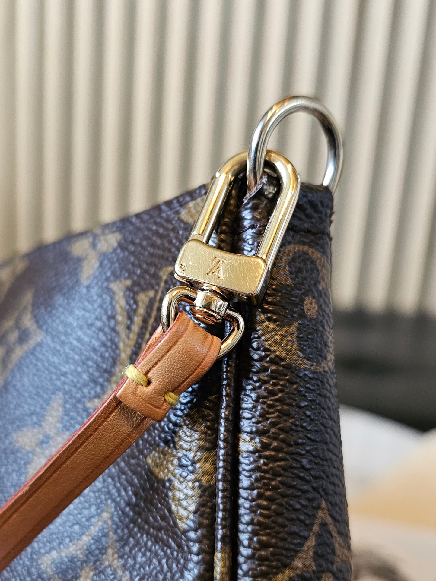 Louis Vuitton pochette accesories in monogram kanvas.