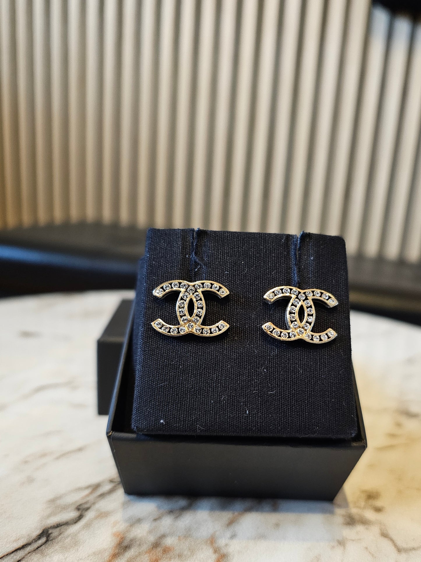 Chanel øreringe - CC golden with stones.