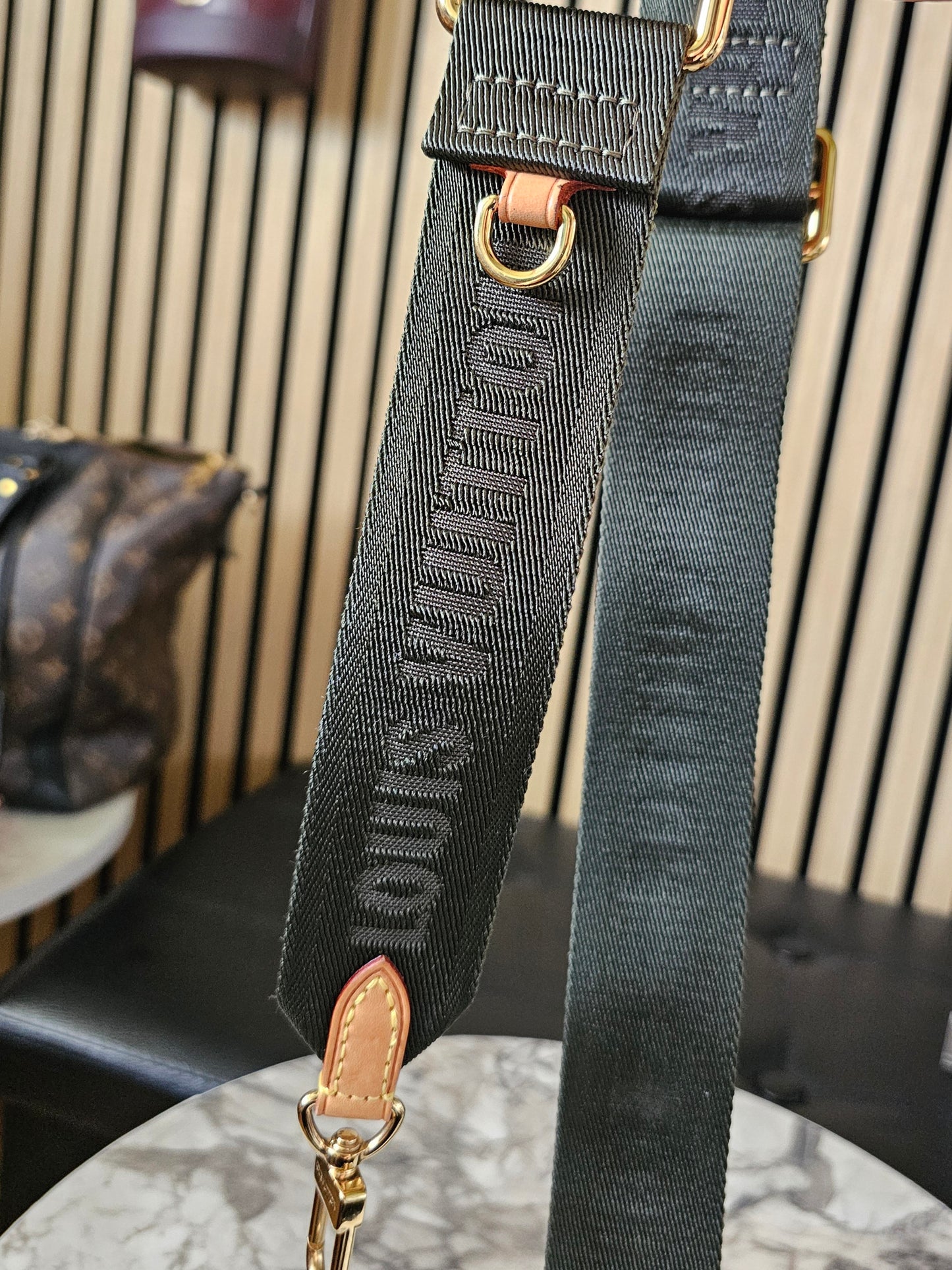 Louis Vuitton Khaki bandouliere- justerbar Strop fra multipochette sættet.