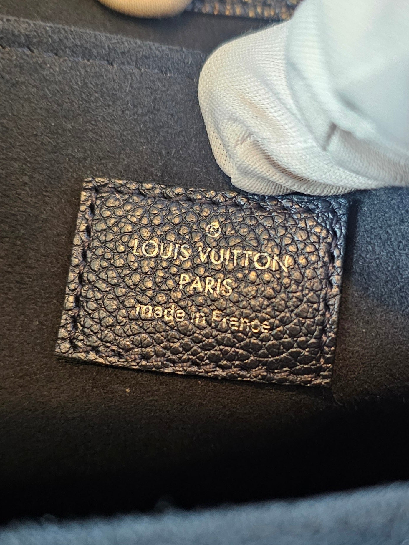 Louis Vuitton, pochette Metis, navy - empreinte leather.