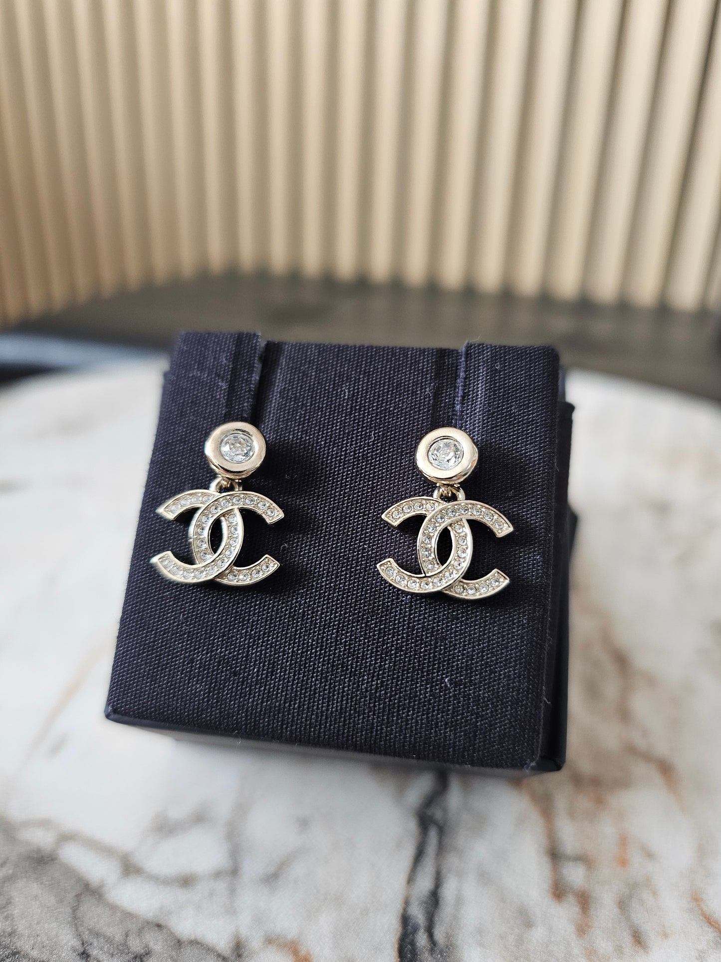 ABC190 Chanel øreringe - Small CC pendant Golden with stones.