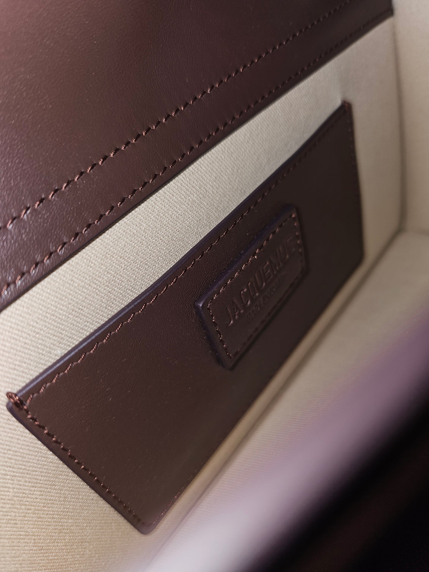 A01850 - Jaquemus bag, large bambino. Brown.