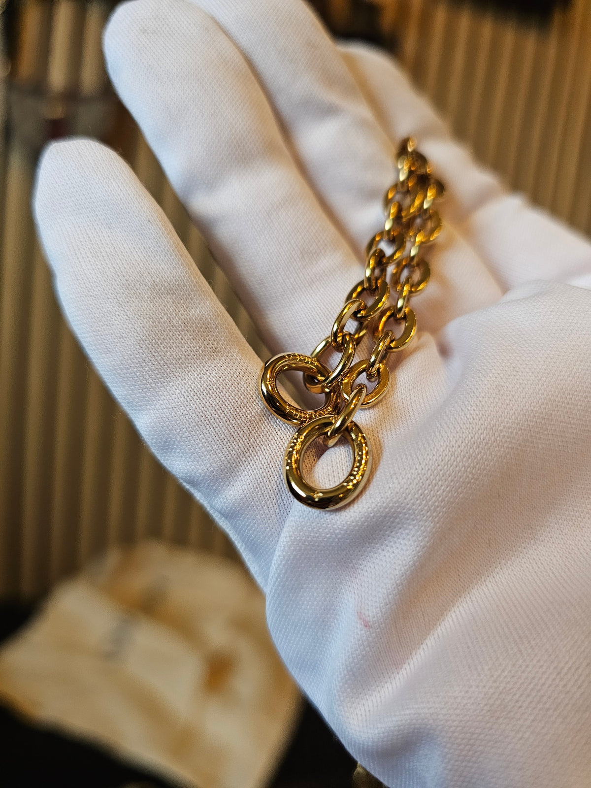 Louis Vuitton small pochette in monogram kanvas, with gold chain.