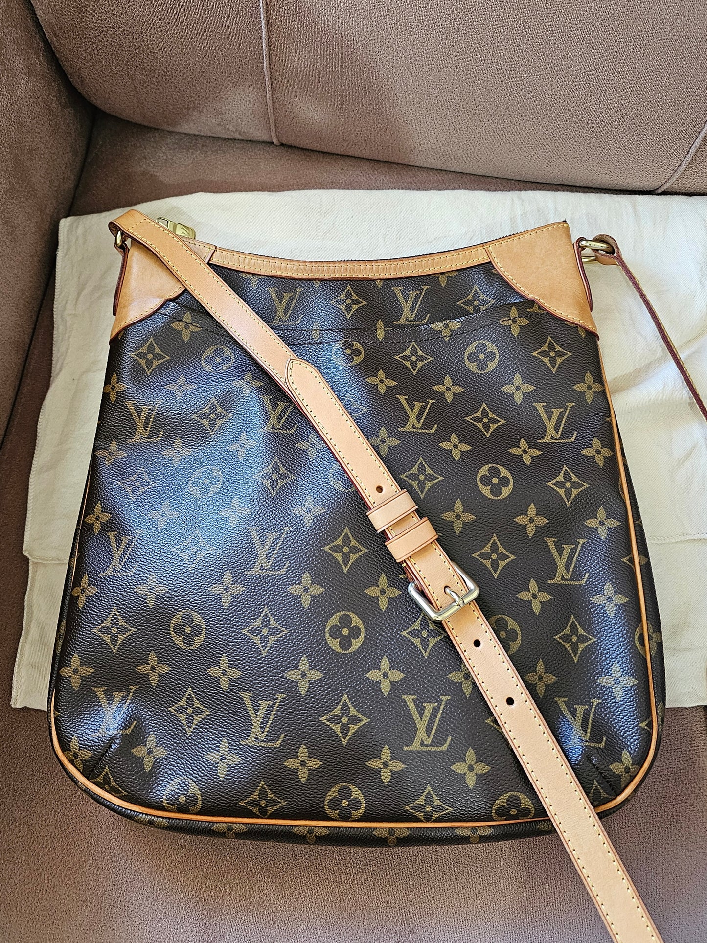 M56388 - Louis Vuitton Odeon GM, MNG. Kanvas.