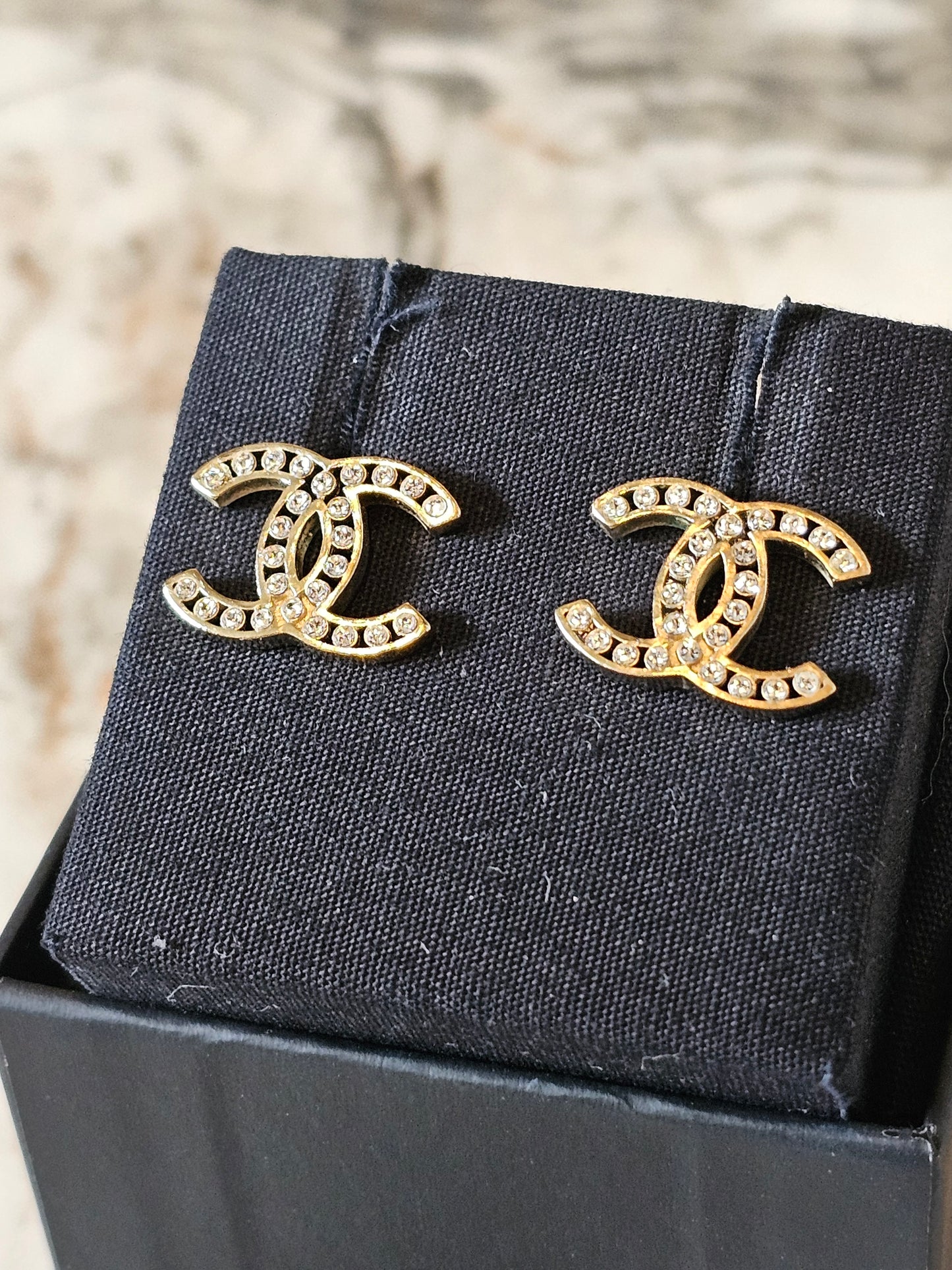 Chanel øreringe - CC golden with stones.