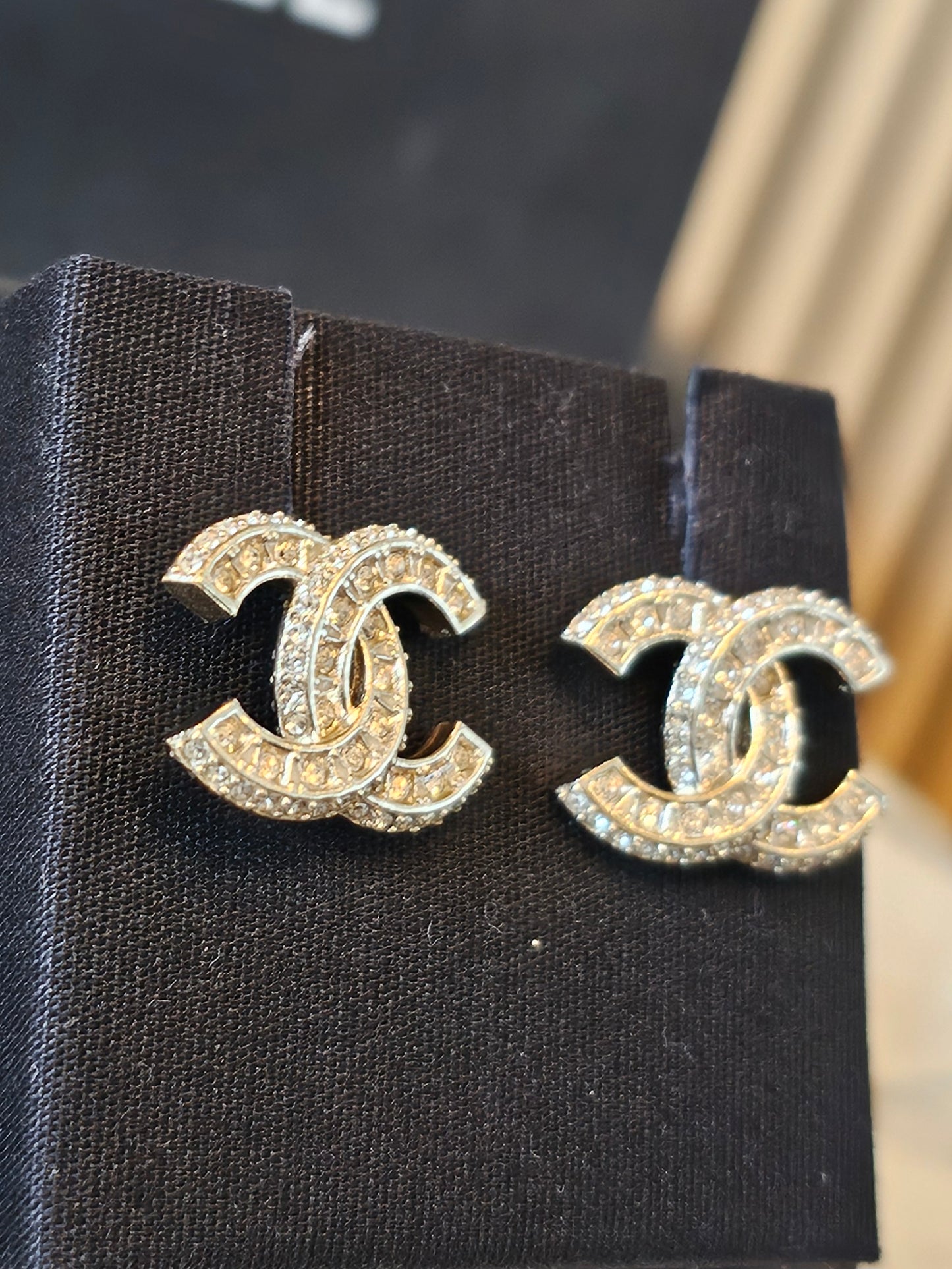 Chanel medium cc earrings in golden with crystals.
