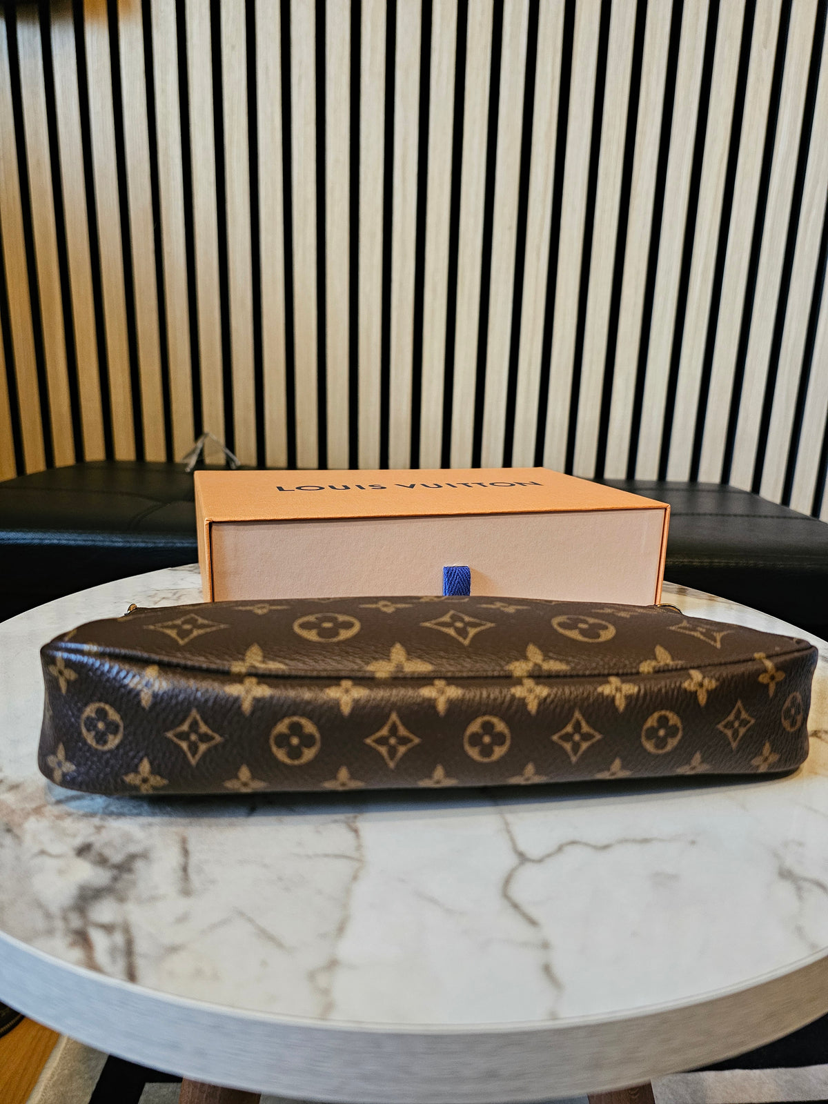 Louis Vuitton large pochette in monogram kanvas.
