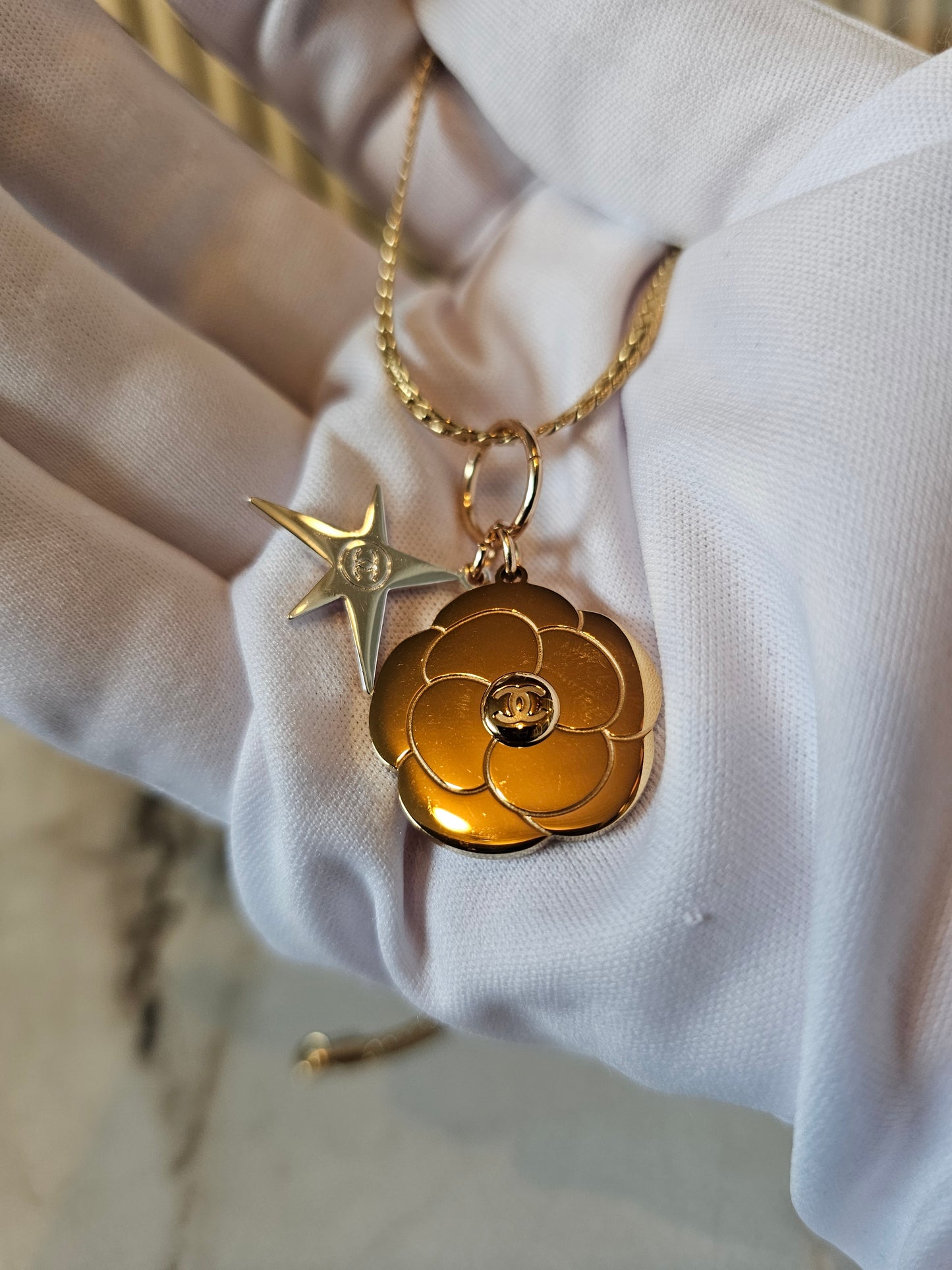 Chanel vedhæng, chanel golden flower.