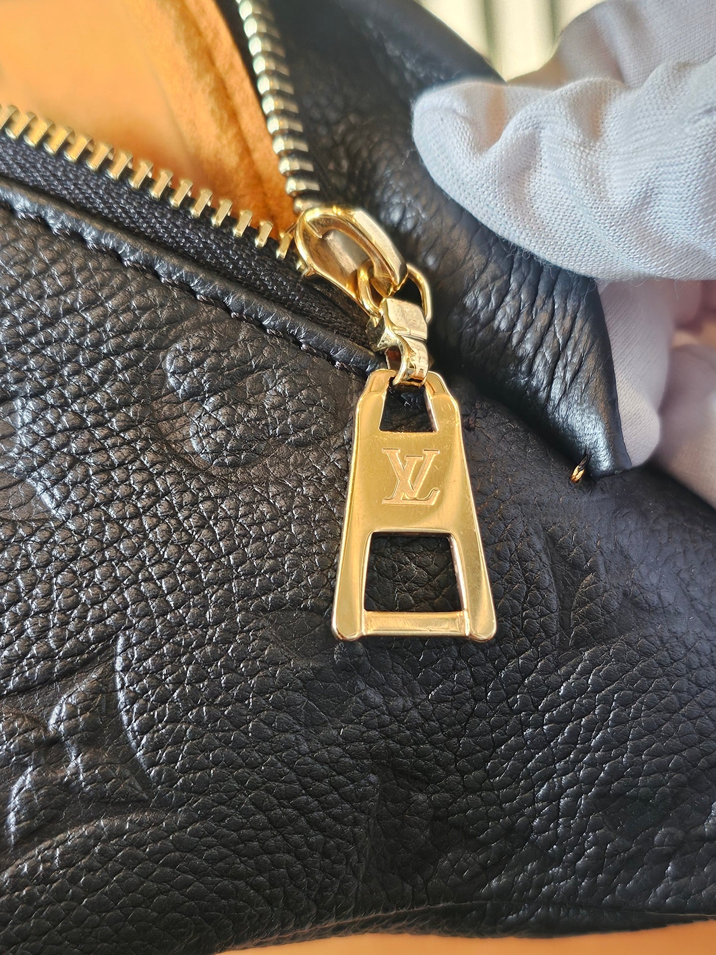 M44812 - Louis Vuitton Bumbag, black MNG emp. Leather.