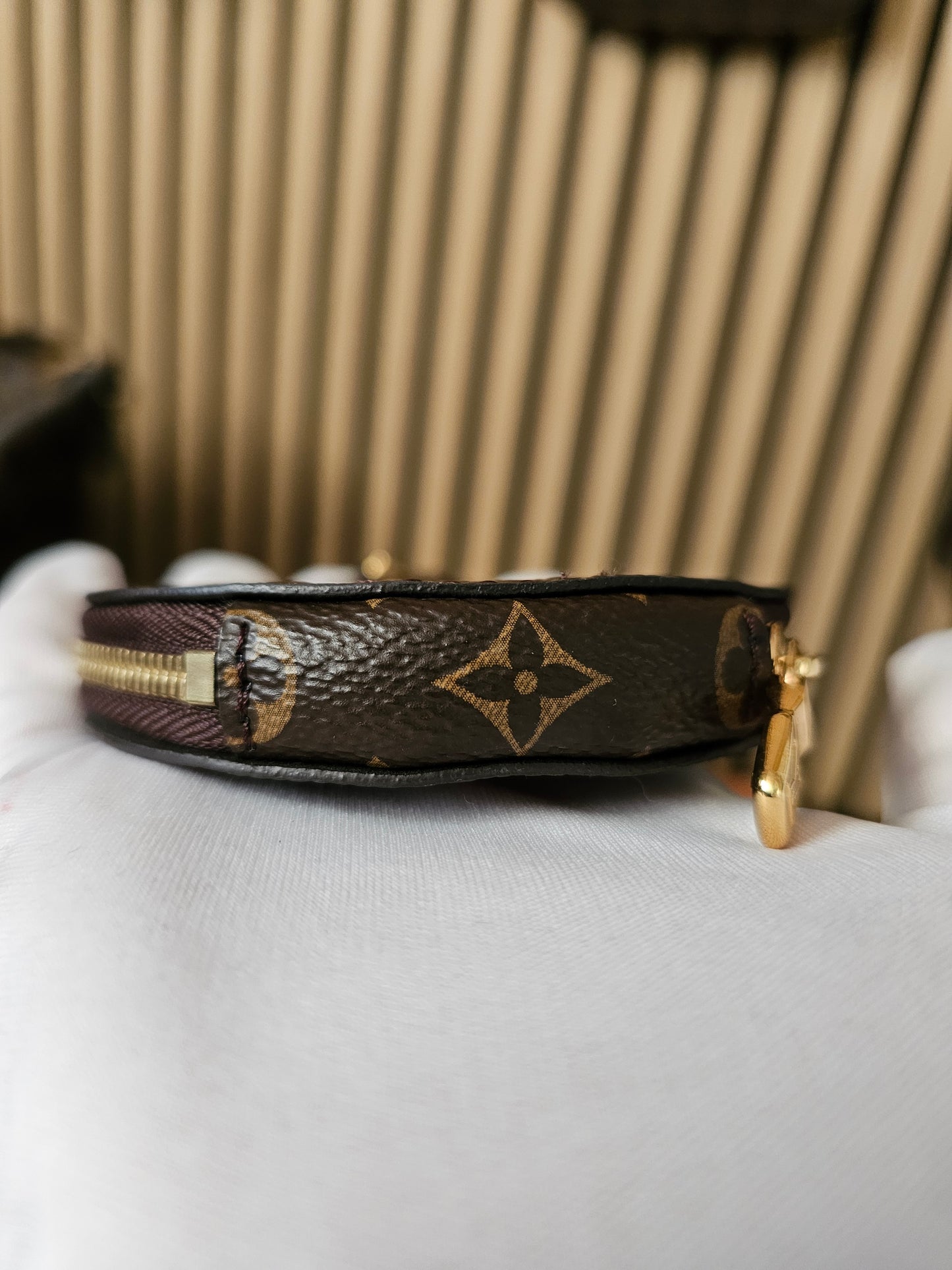 Louis Vuitton round coin purse monogram kanvas.