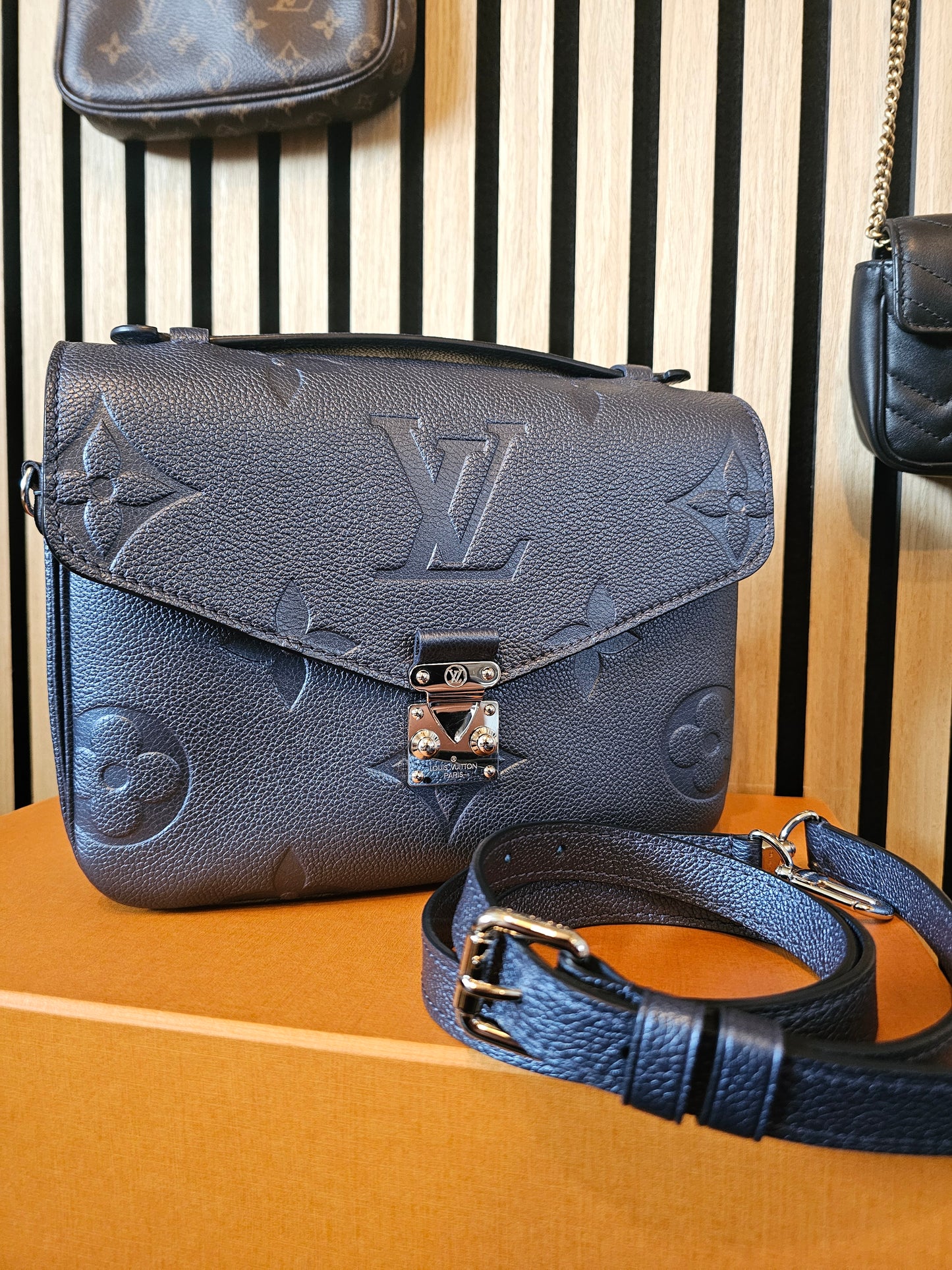 Louis Vuitton, pochette Metis, navy - empreinte leather.