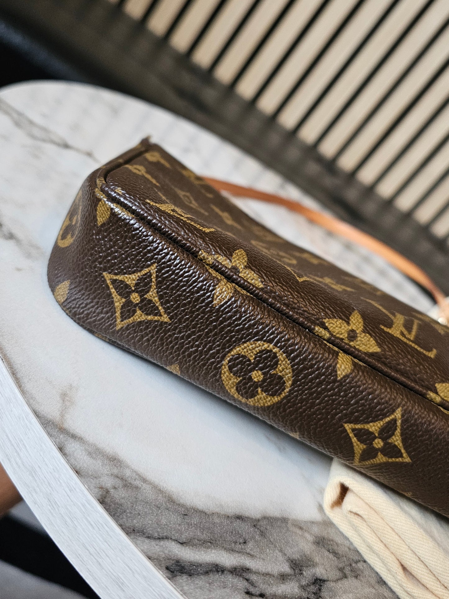 Louis Vuitton pochette accesories in monogram kanvas.