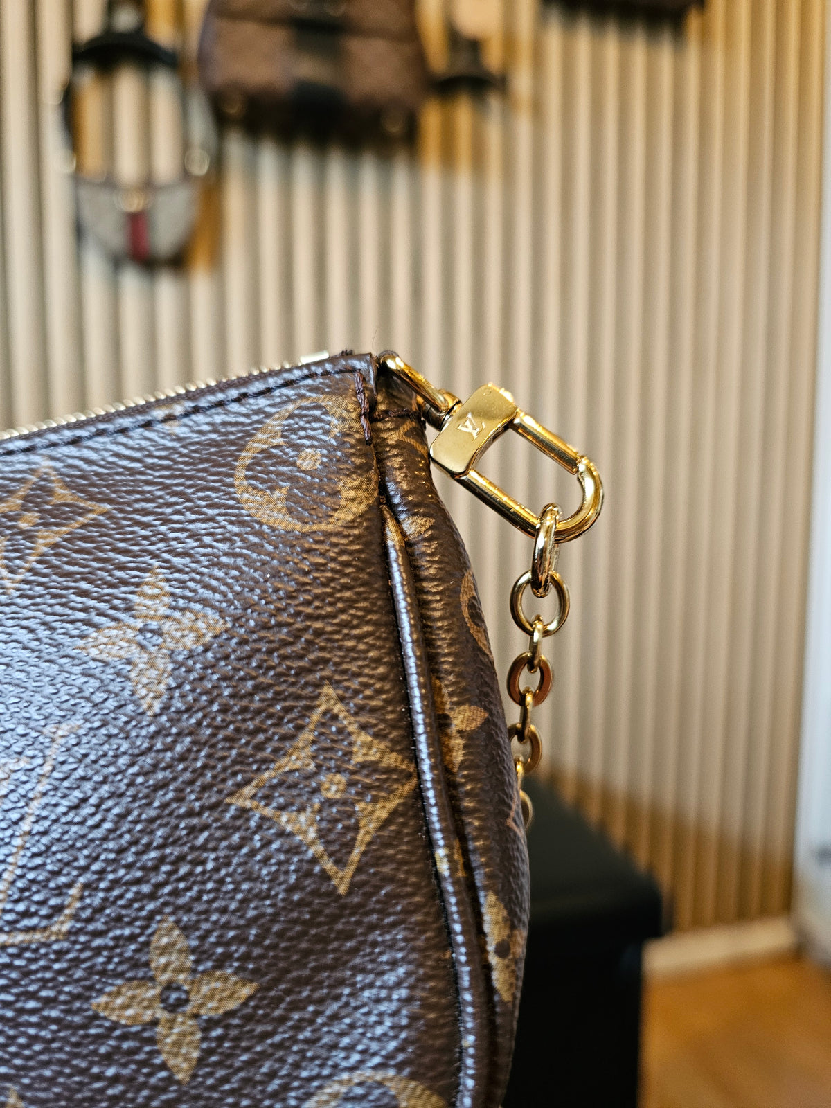 Louis Vuitton small pochette in monogram kanvas, with gold chain.