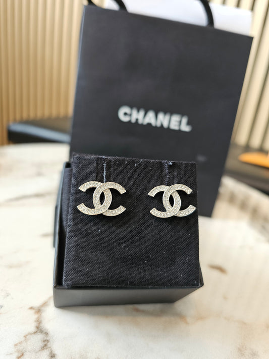 AB4041 - Chanel earrings, in silver colour with crystals.