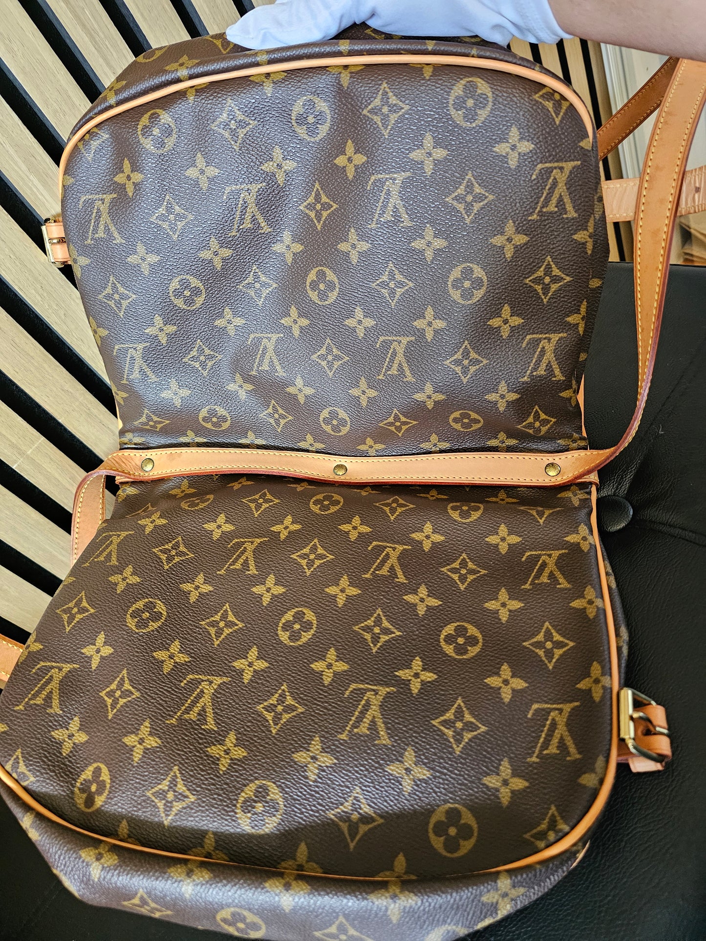 M42256 - Louis Vuitton Saumur 30, MNG. Kanvas.