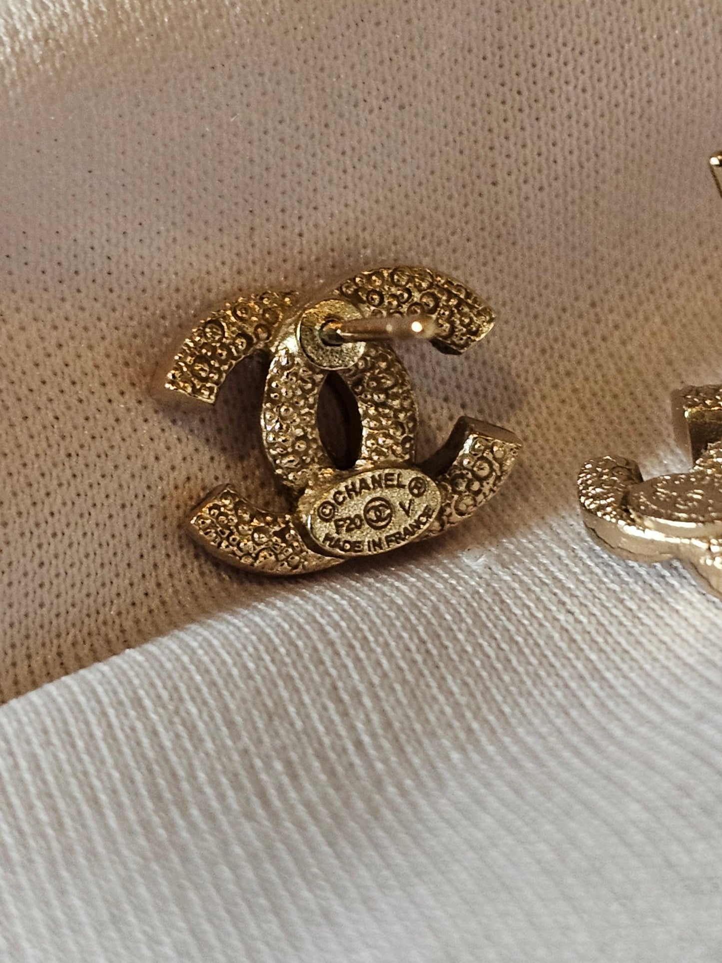 A88429 - Chanel øreringe, small golden with crystals.