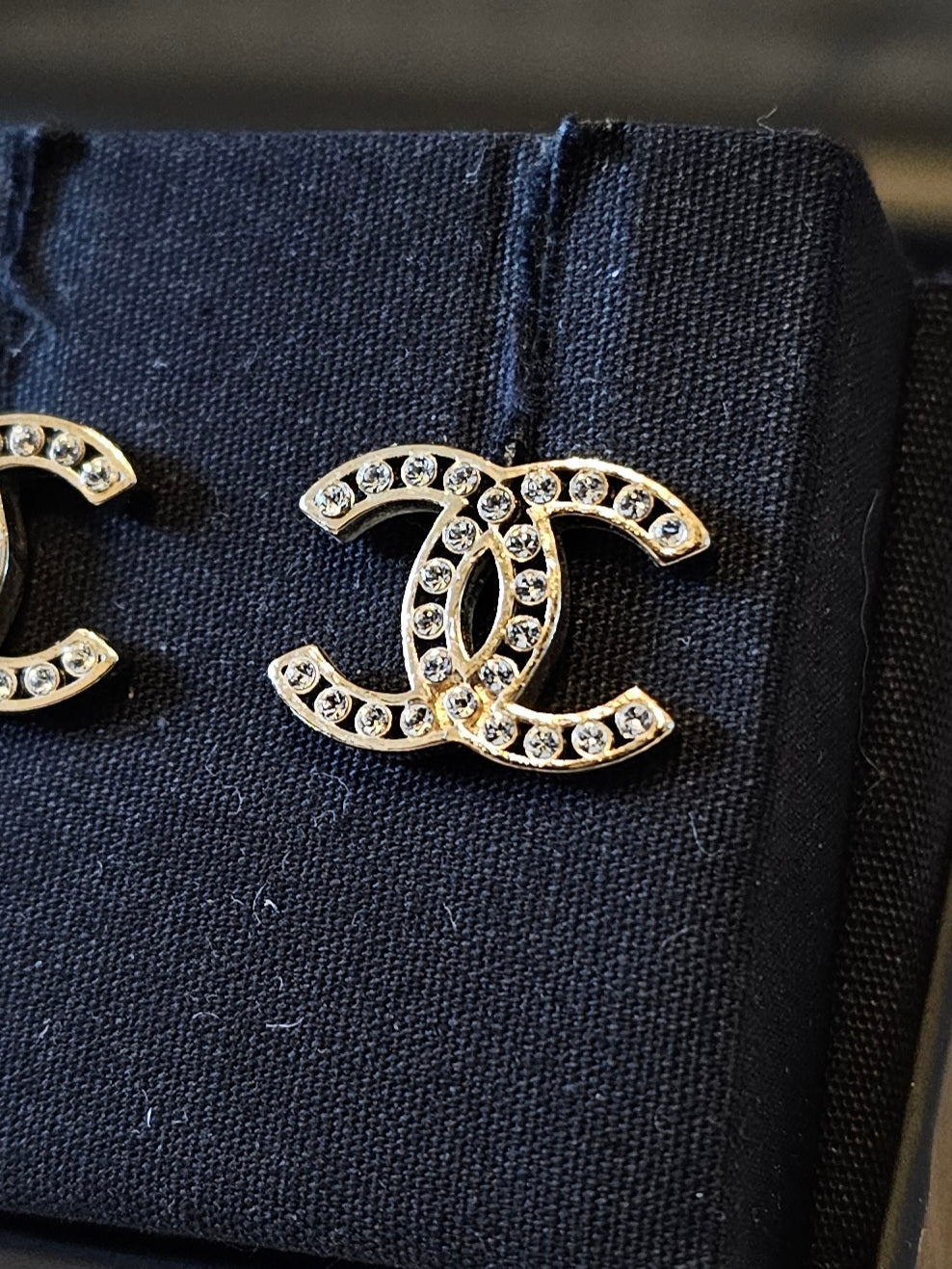 Chanel øreringe - CC golden with stones.