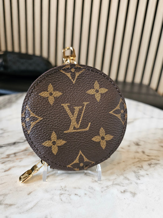 Louis vuitton rund møntpung i monogram kanvas.
