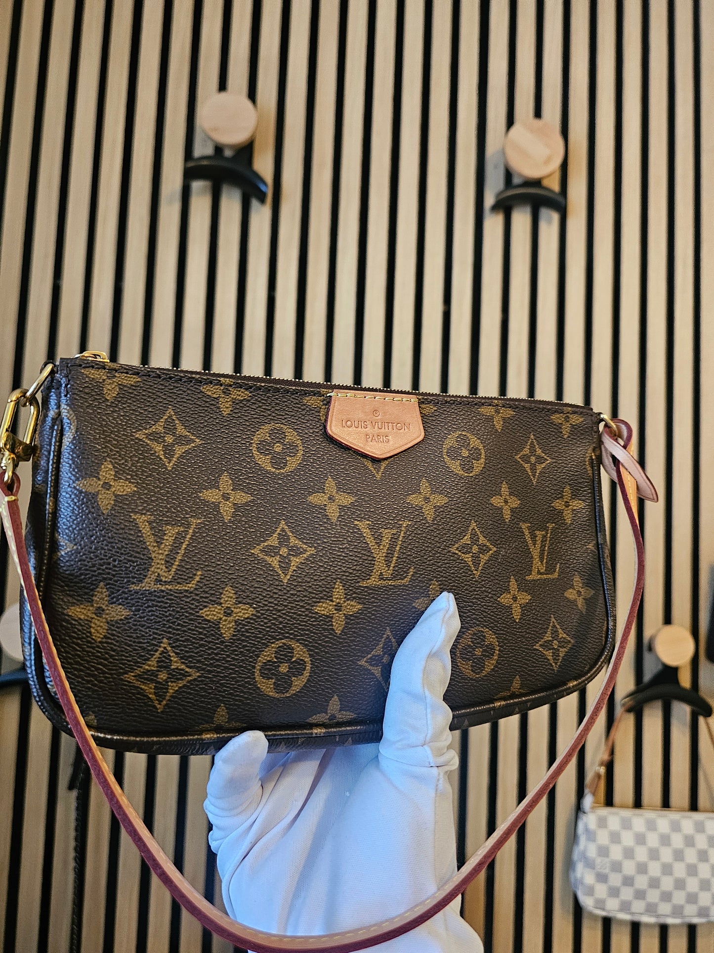 Louis Vuitton pochette accesories in monogram kanvas + LV strap.