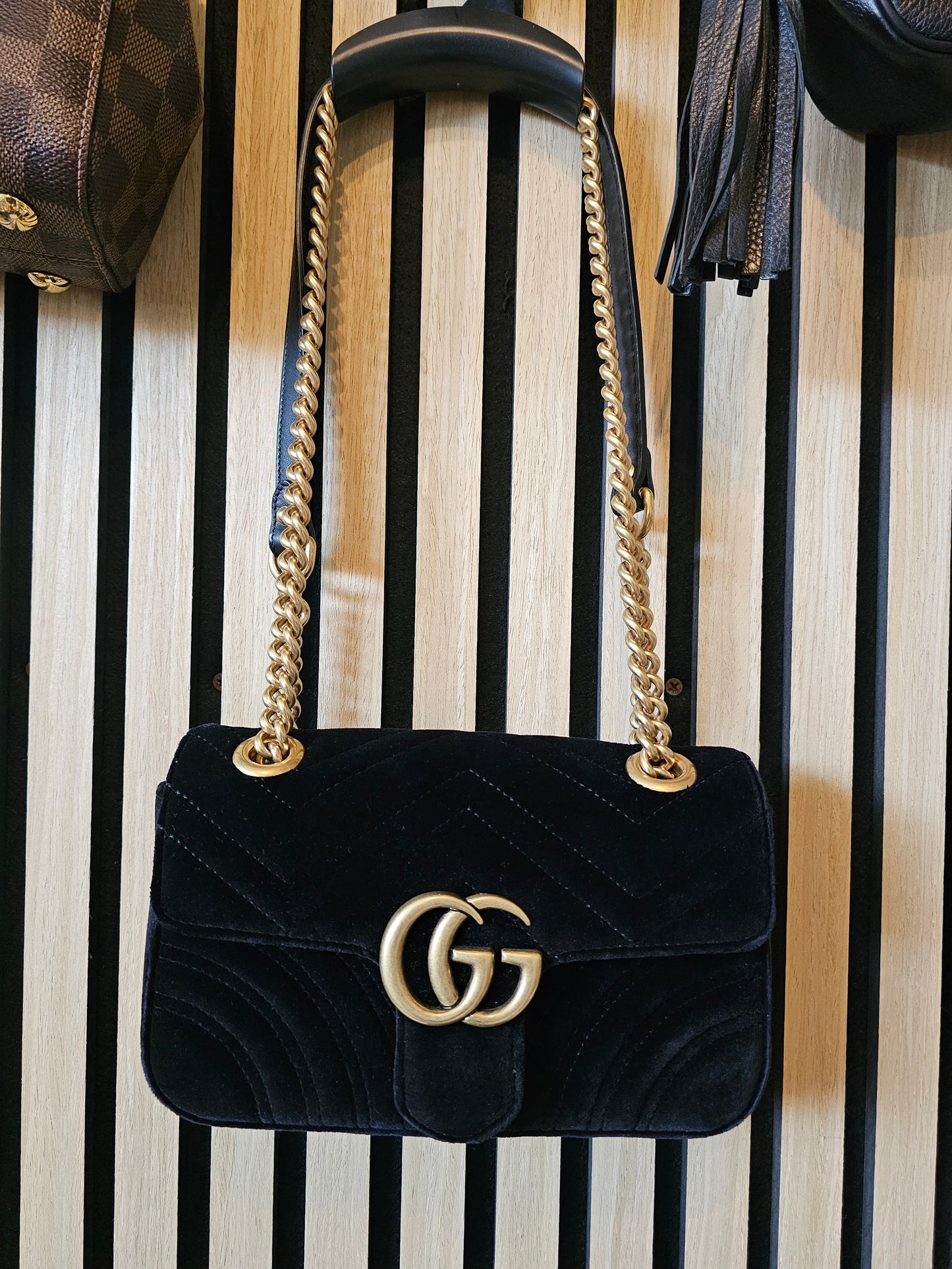 Gucc GG marmont small bag in black velvet.