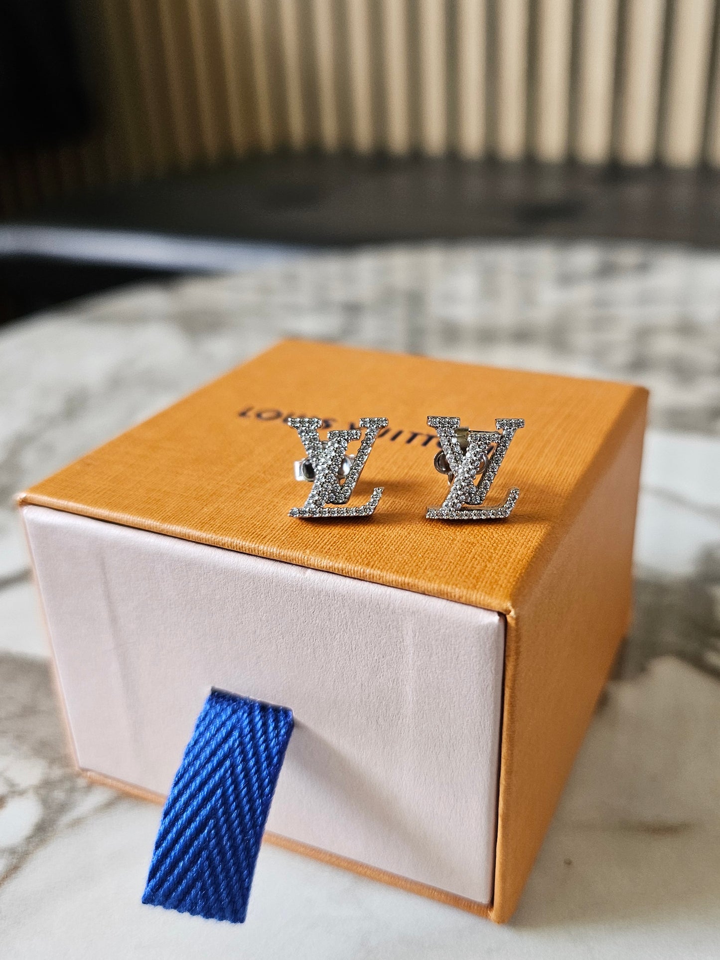 M00608 - Louis Vuitton earrings, LV iconic with strones, silver/palladium.