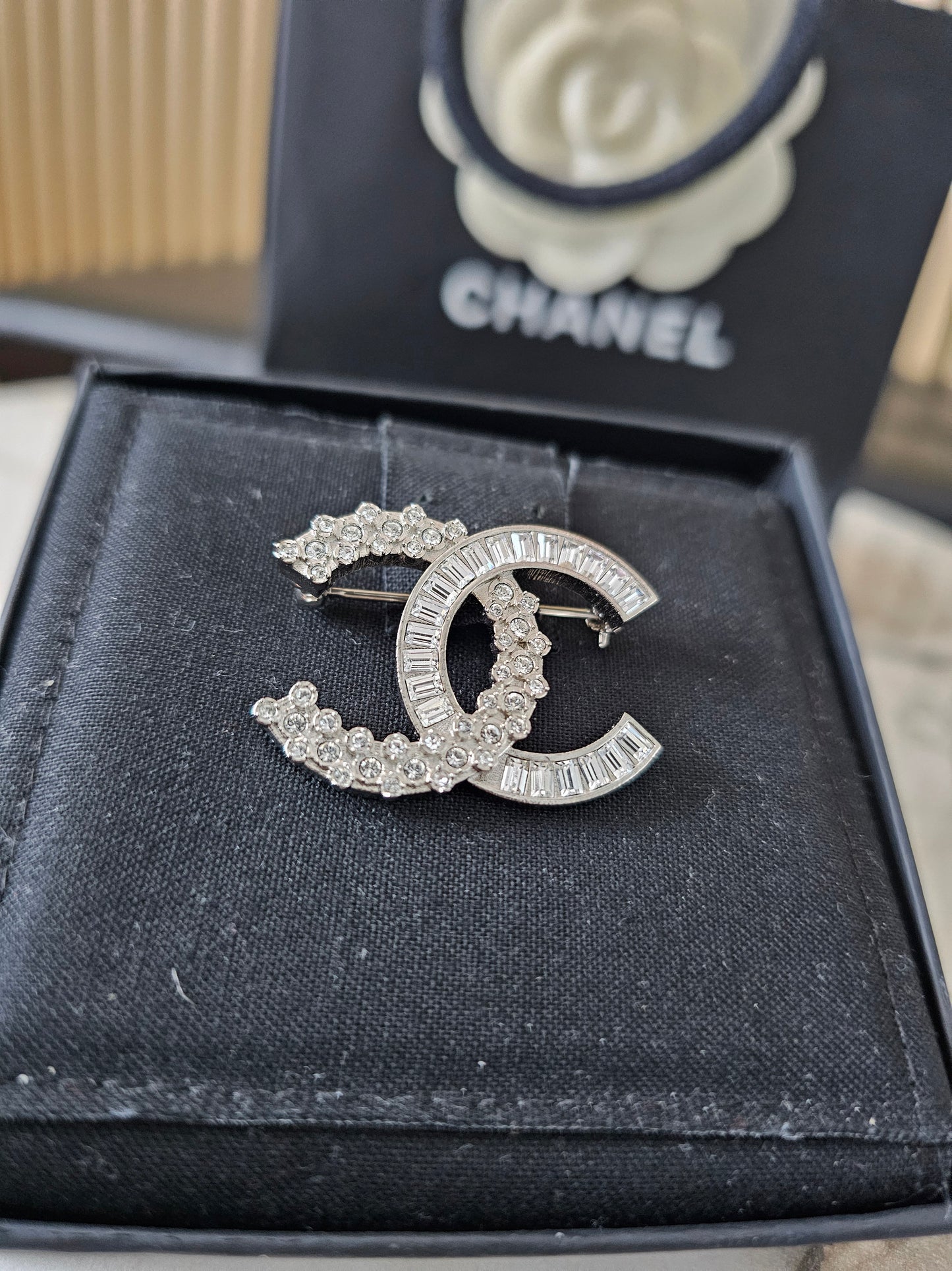A96994 - Chanel Broche silver with crystals.