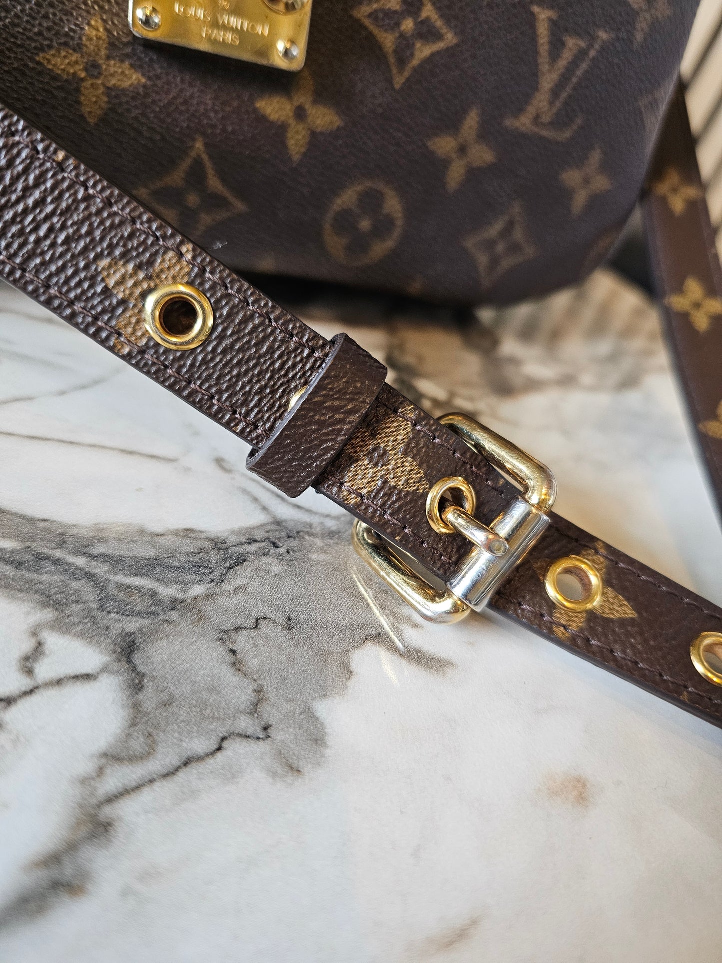 M44875- Louis Vuitton pochette Metis, MNG. Kanvas.