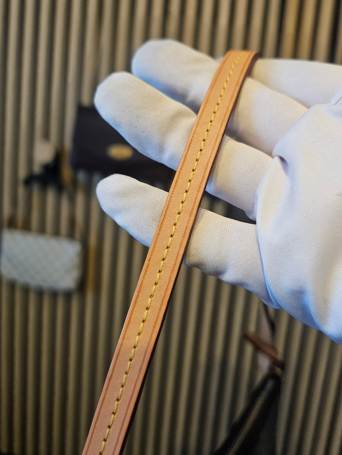 Louis Vuitton pochette accesories in monogram kanvas + LV strap.