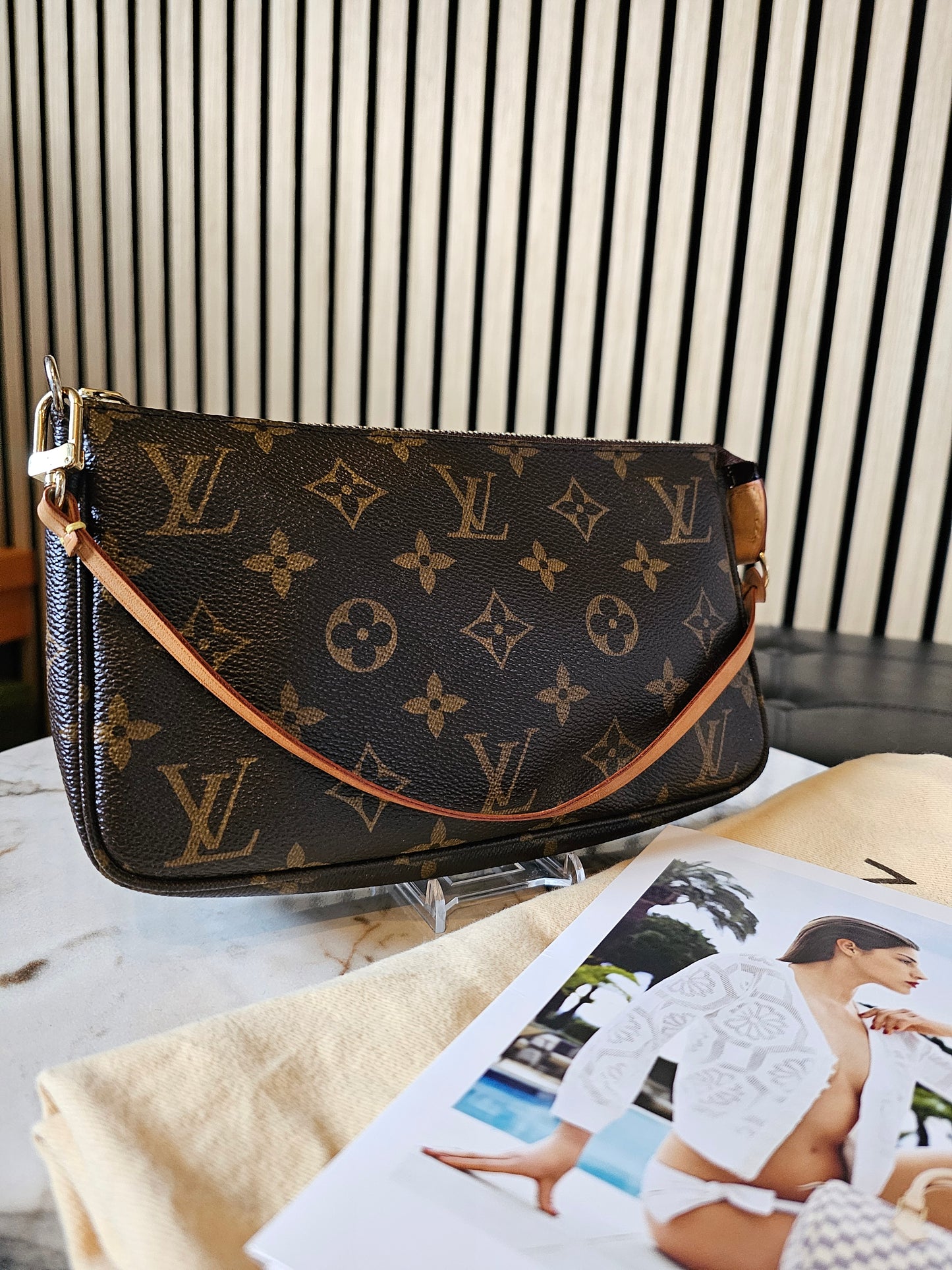 Louis Vuitton pochette accesories in monogram kanvas.