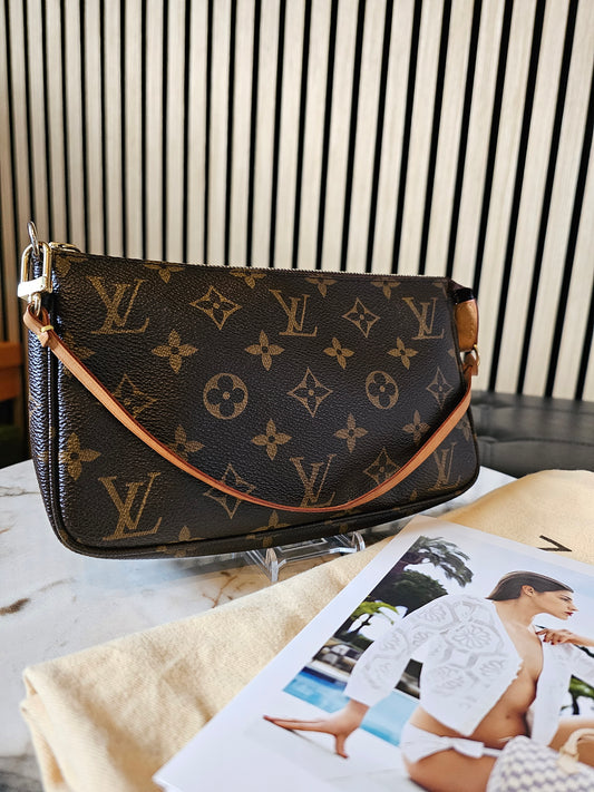 Louis Vuitton pochette accesories in monogram kanvas.