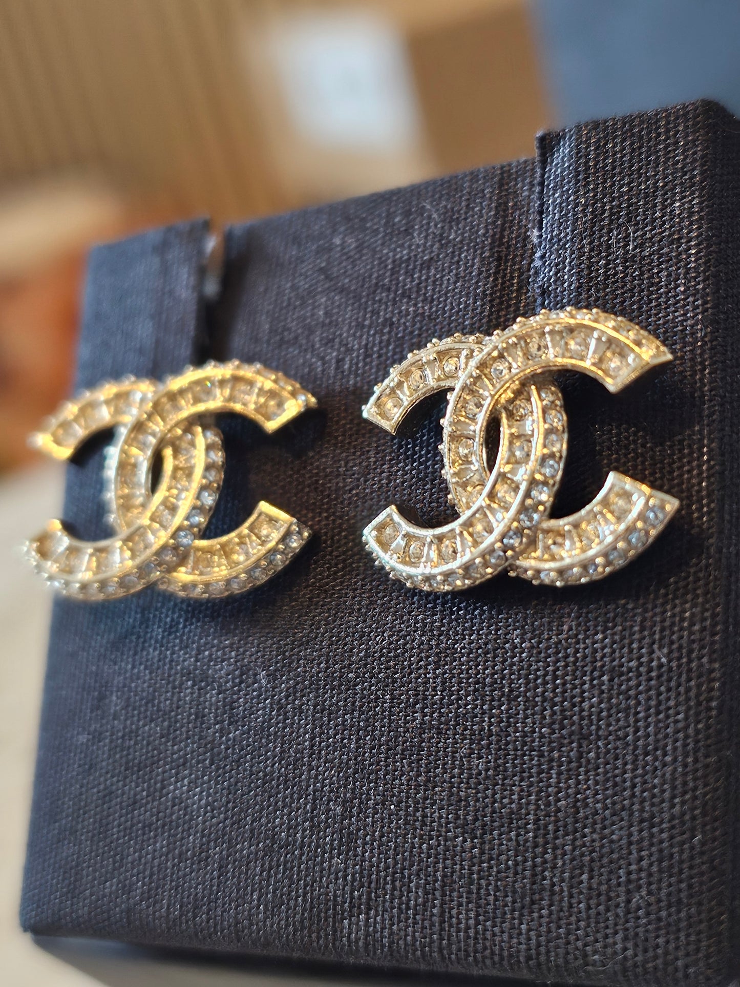 Chanel medium cc earrings in golden with crystals.