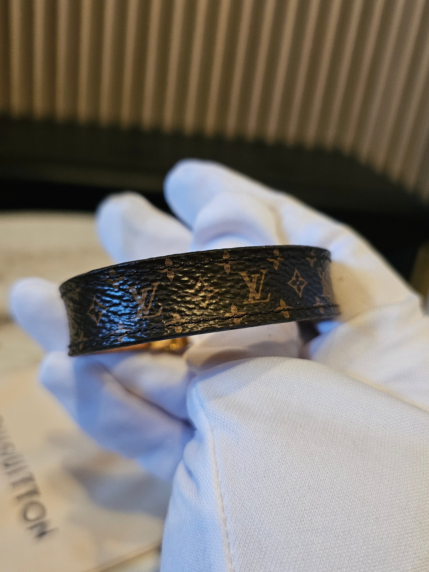 M6689 - Louis Vuitton bracelet nano monogram.