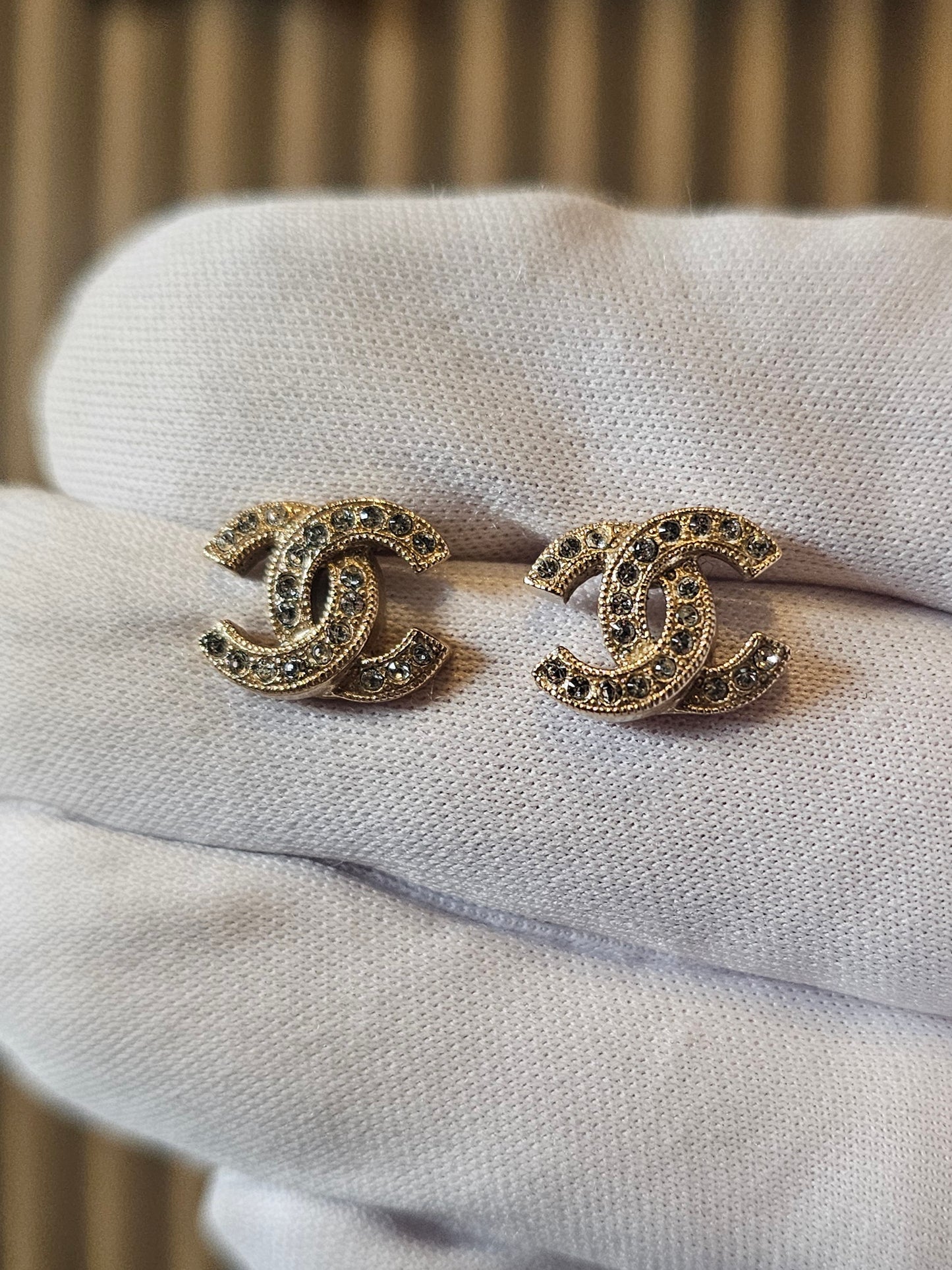 A88429 - Chanel øreringe, small golden with crystals.