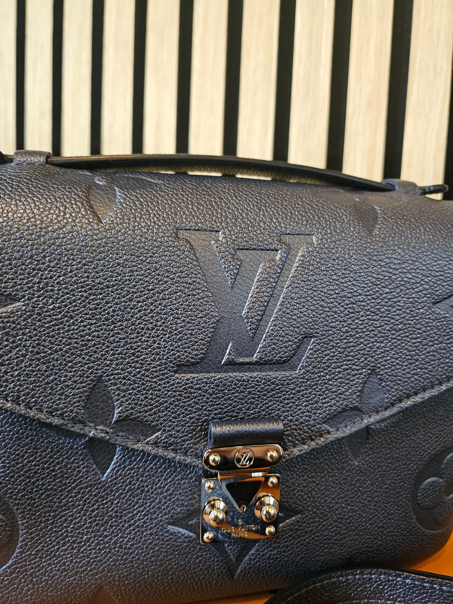 Louis Vuitton, pochette Metis, navy - empreinte leather.