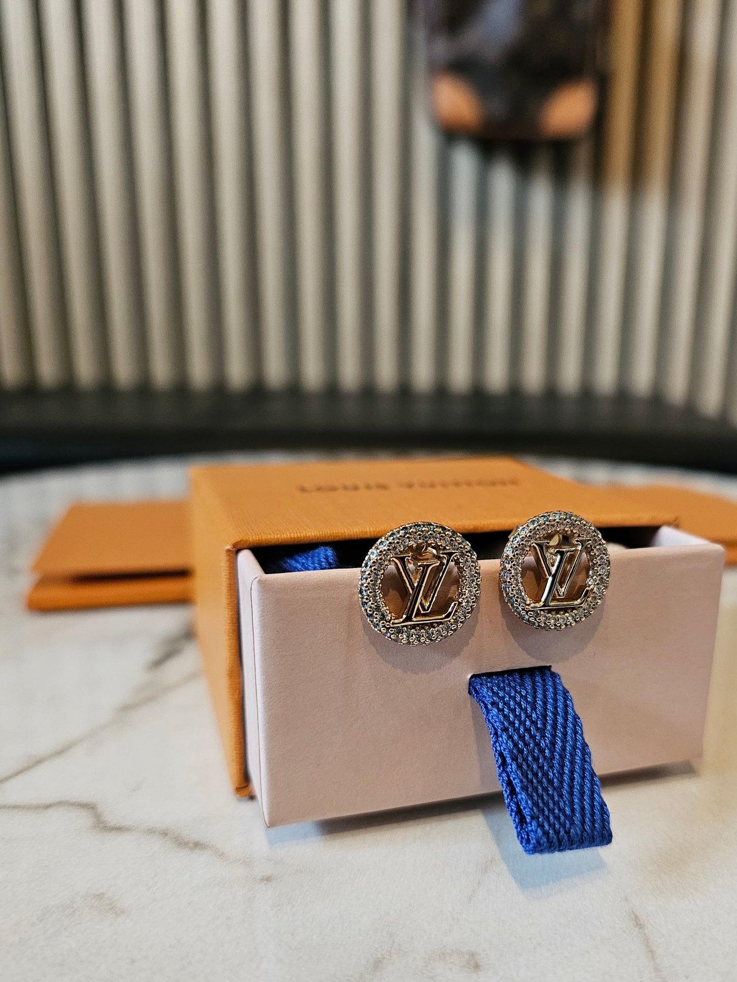 M00757 - Louis Vuitton earrings, Louise by night in golden.