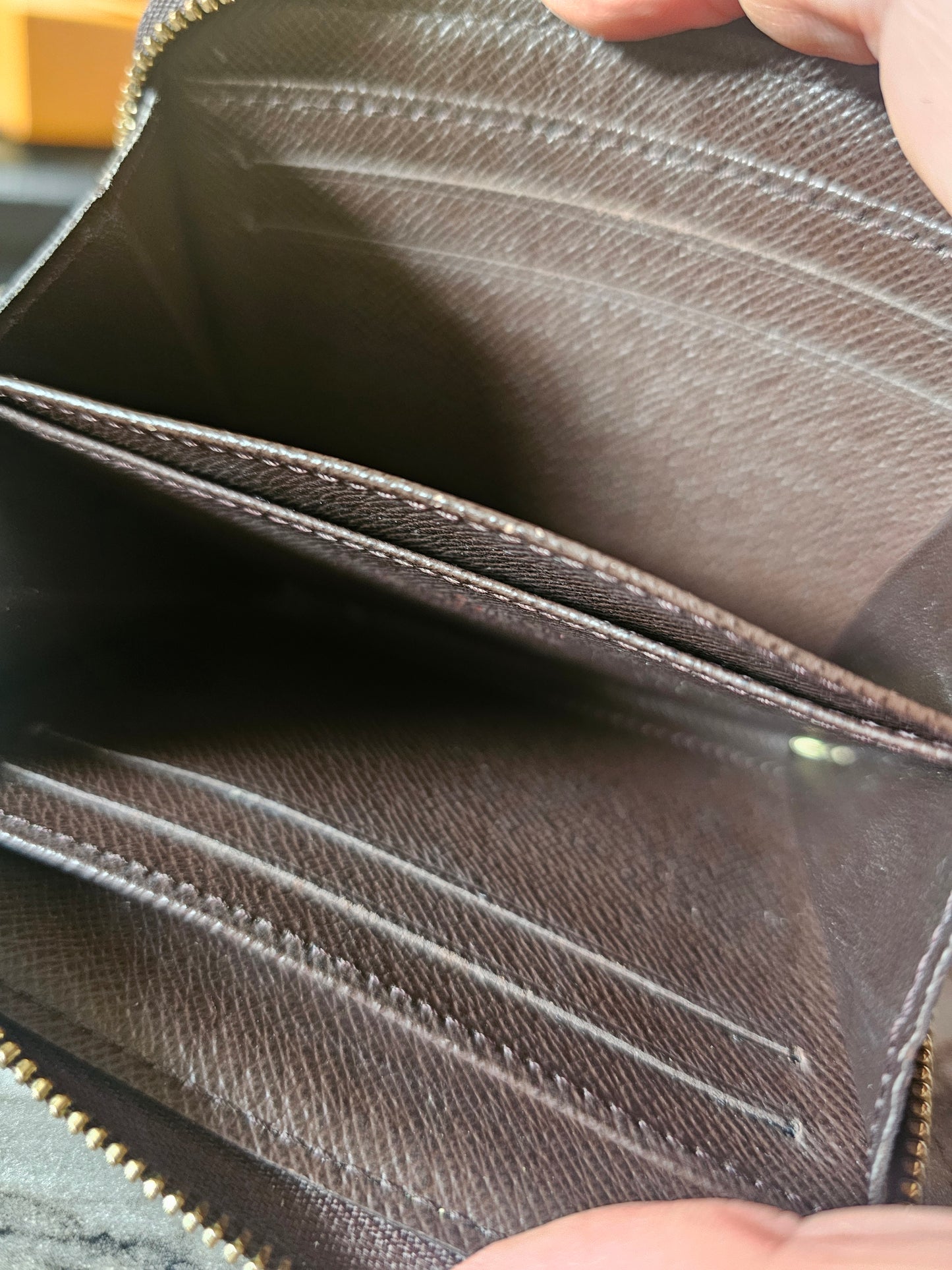 N63070- Louis Vuitton Zippy coin purse i damier ebene.