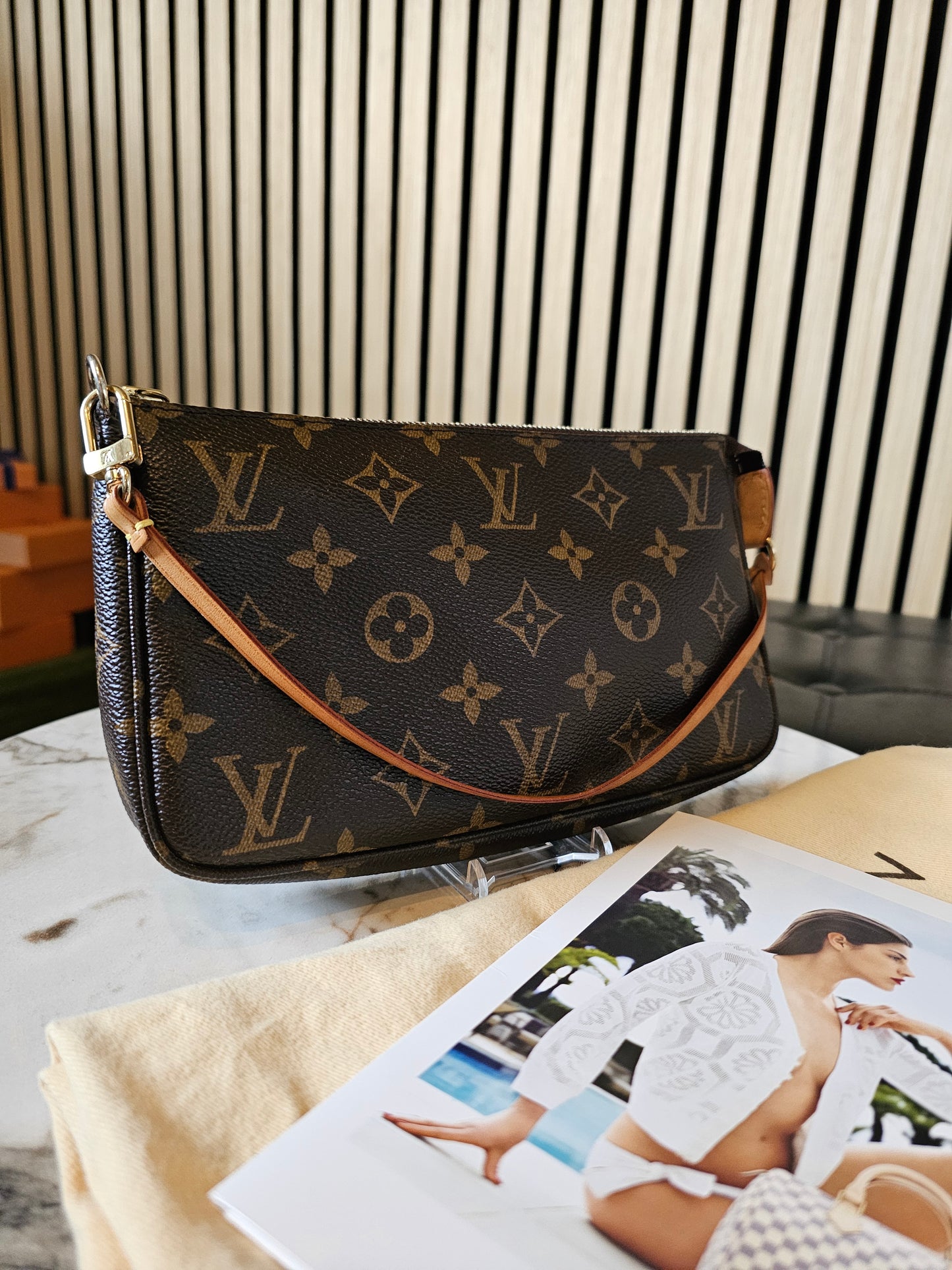 Louis Vuitton pochette accesories in monogram kanvas.