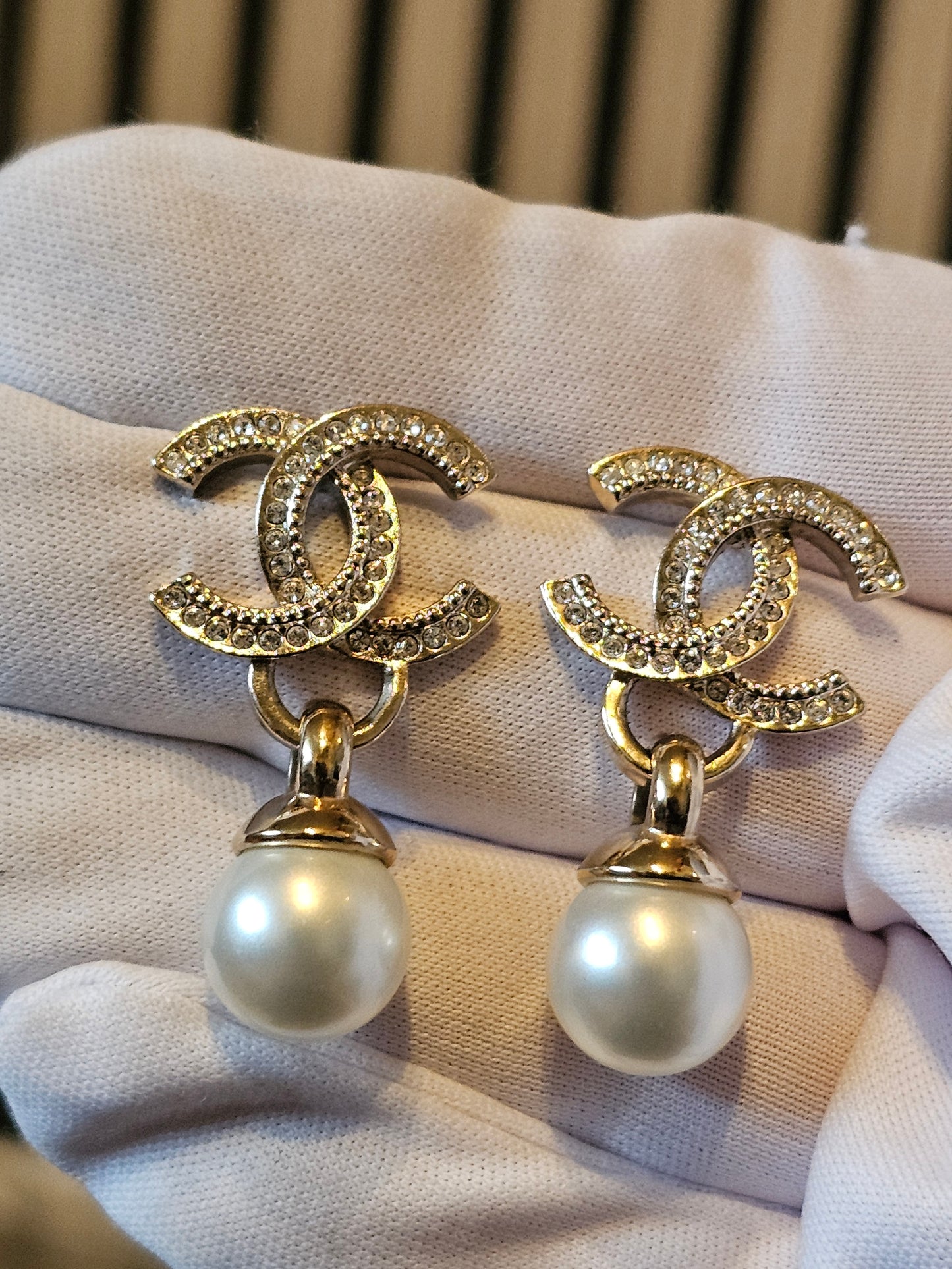 Chanel øreringe - Golden CC pendant with perle.