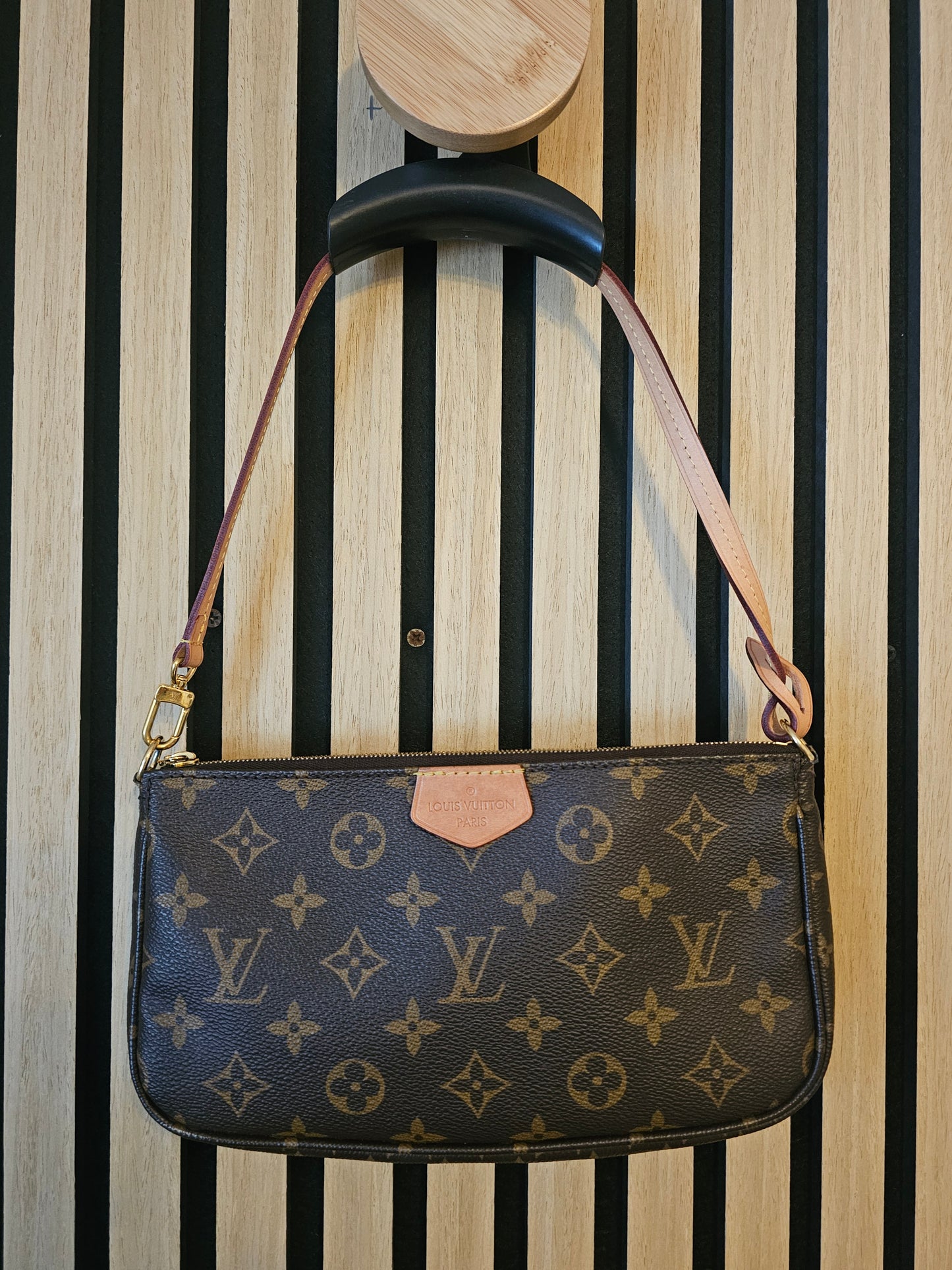 Louis Vuitton pochette accesories in monogram kanvas + LV strap.