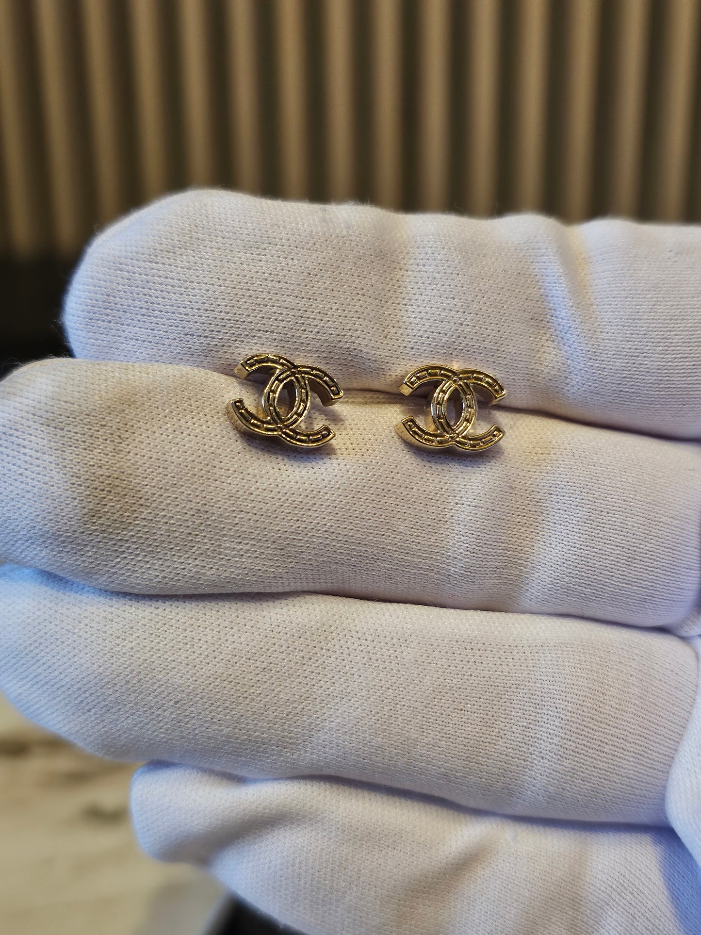 A21281 - Golden CC earrings, XS.